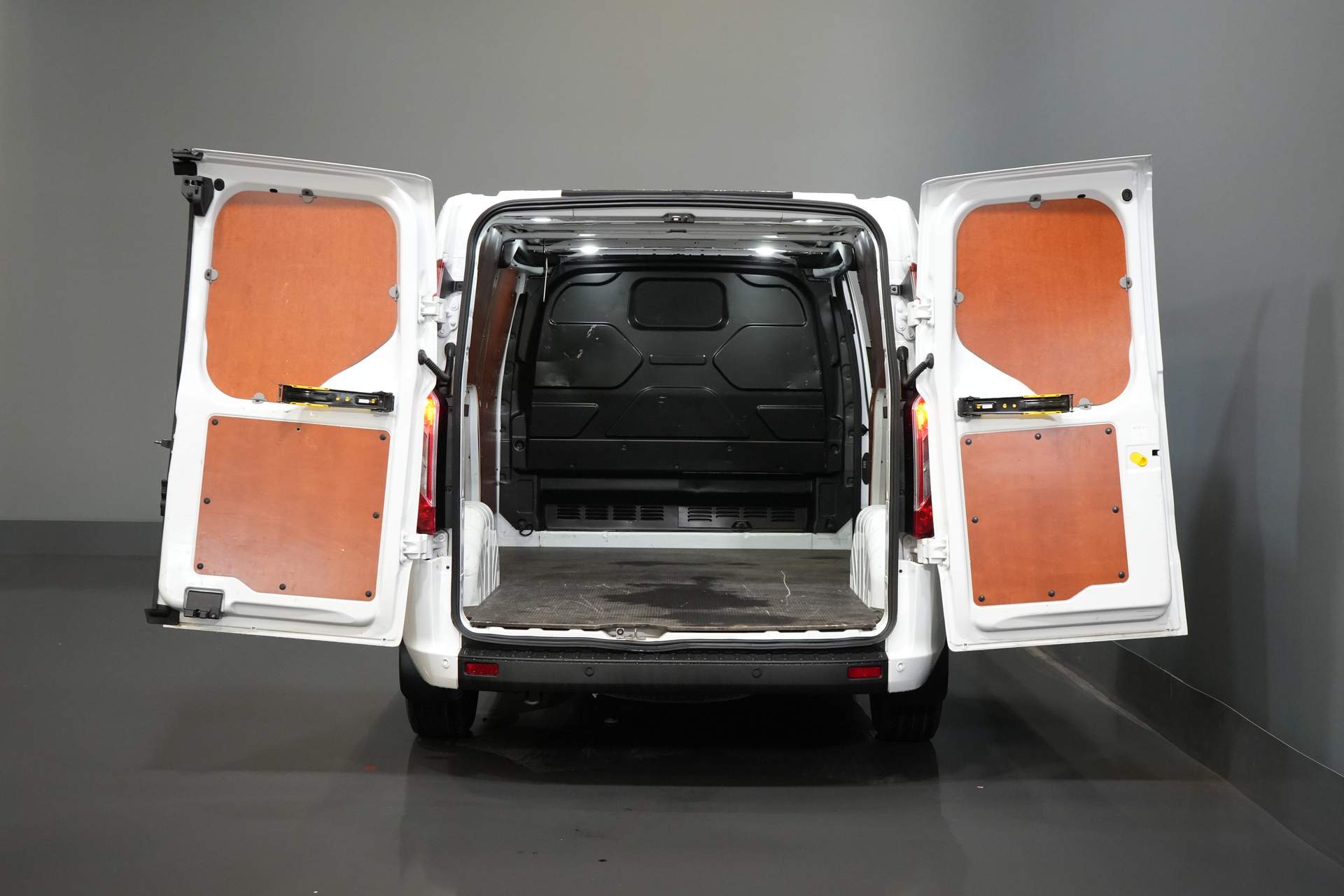Ford Transit Custom Van 2.0 TDCI 130 hp L2 2.8t Towingverm./ Windshield verw./ Cruise/ PDC V+A/ DAB