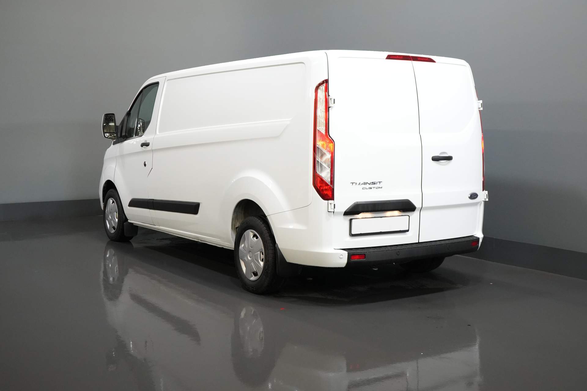 Ford Transit Custom Van 2.0 TDCI 130 hp L2 2.8t Towingverm./ Windshield verw./ Cruise/ PDC V+A/ DAB