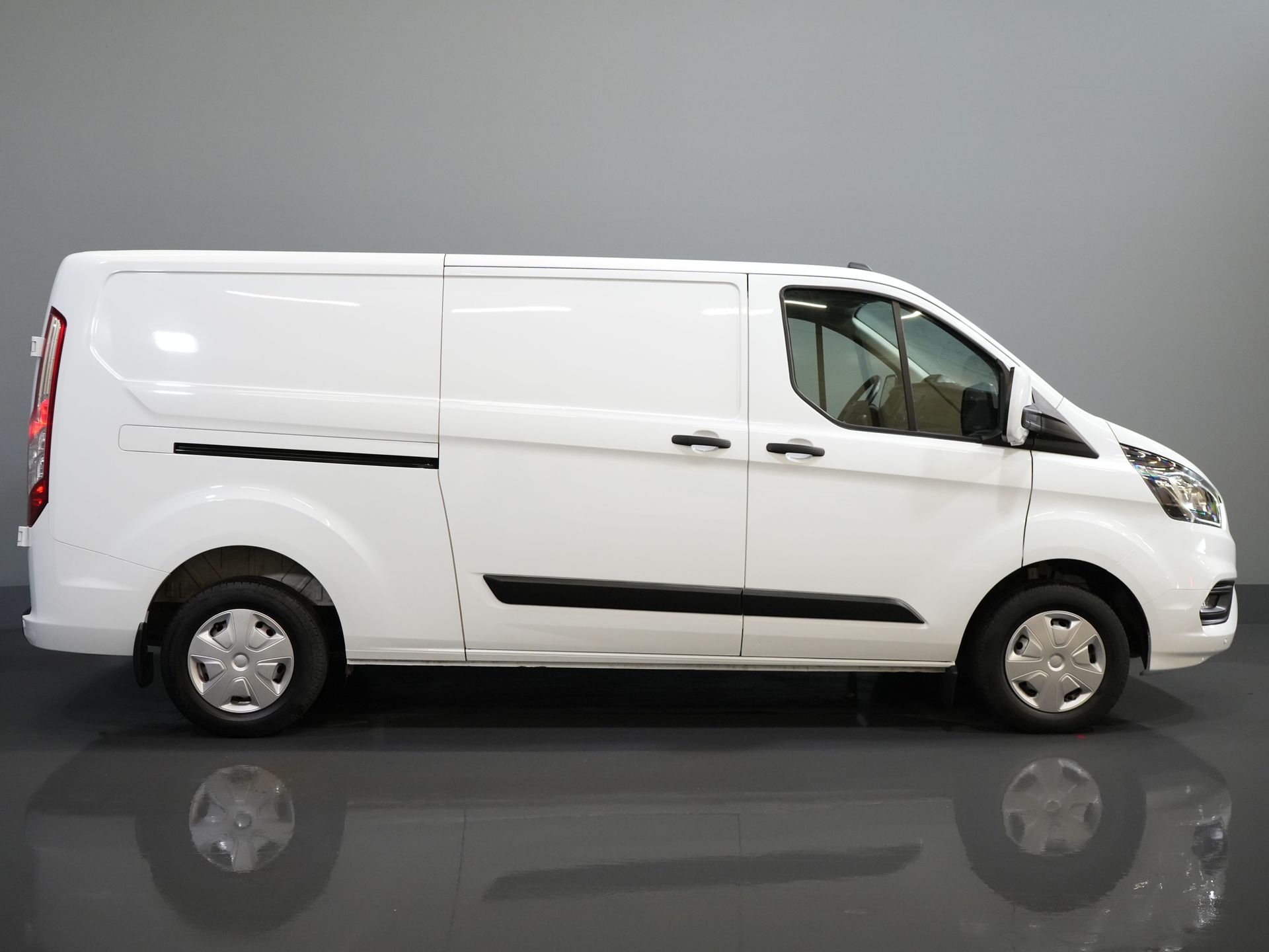 Ford Transit Custom Van 2.0 TDCI 130 hp L2 2.8t Towingverm./ Windshield verw./ Cruise/ PDC V+A/ DAB