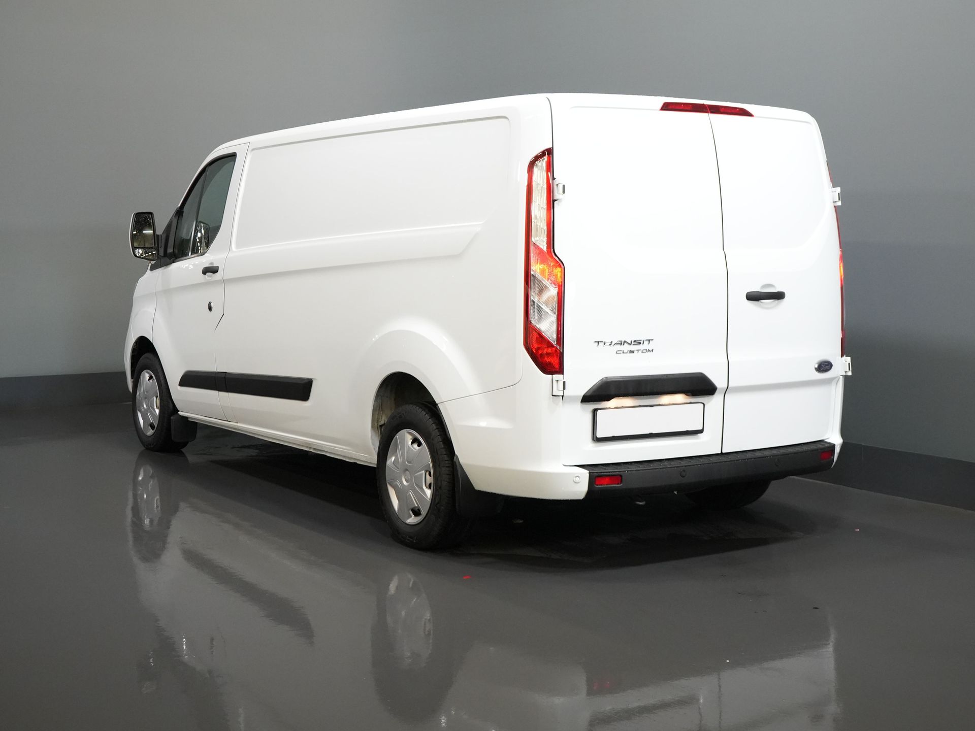 Ford Transit Custom Van 2.0 TDCI 130 hp L2 2.8t Towingverm./ Windshield verw./ Cruise/ PDC V+A/ DAB