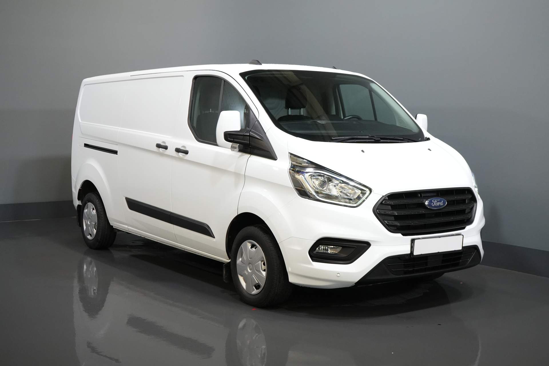Ford Transit Custom Van 2.0 TDCI 130 hp L2 2.8t Towingverm./ Windshield verw./ Cruise/ PDC V+A/ DAB