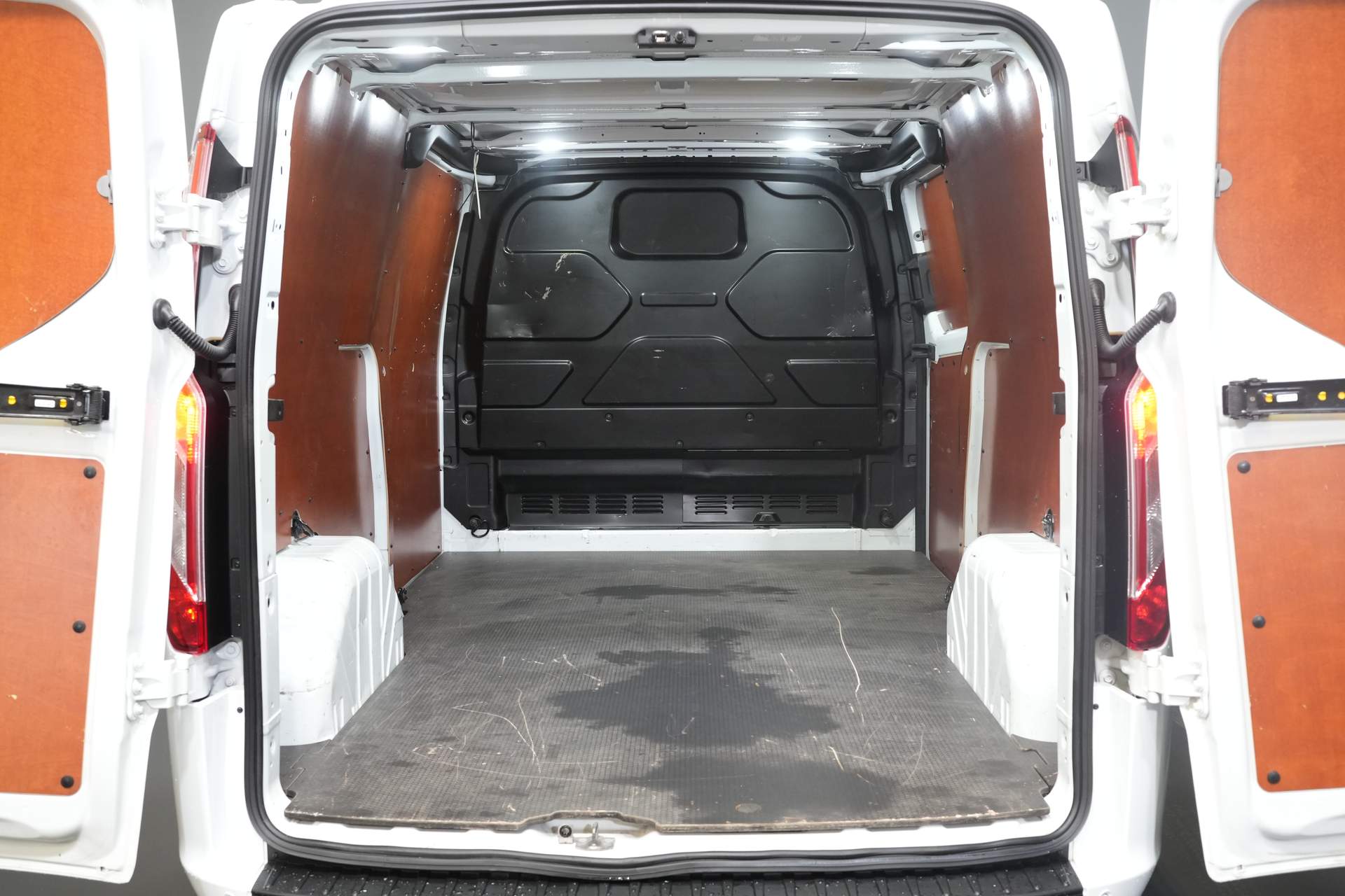 Ford Transit Custom Van 2.0 TDCI 130 hp L2 2.8t Towingverm./ Windshield verw./ Cruise/ PDC V+A/ DAB
