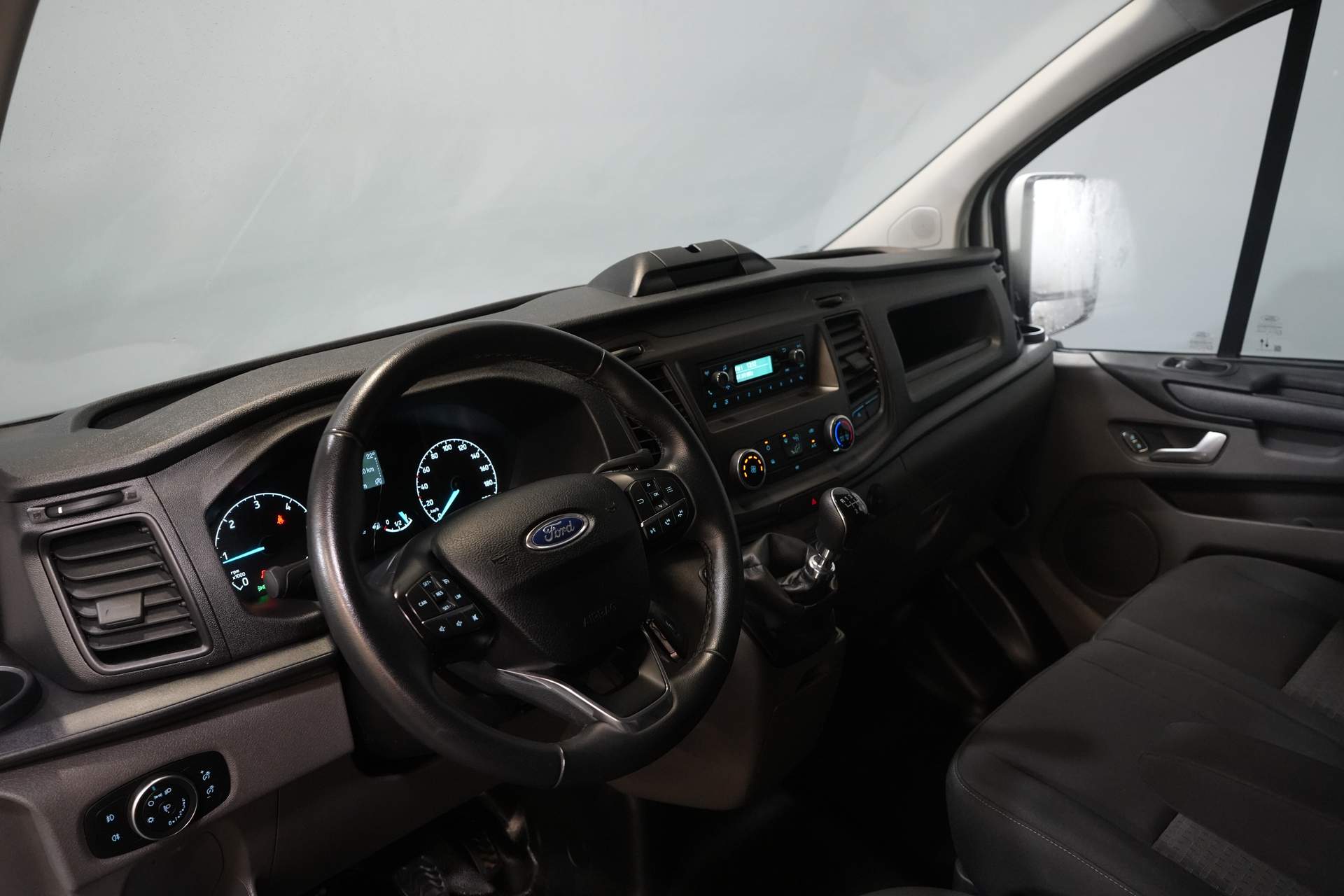 Ford Transit Custom Van 2.0 TDCI 130 hp L2 2.8t Towingverm./ Windshield verw./ Cruise/ PDC V+A/ DAB
