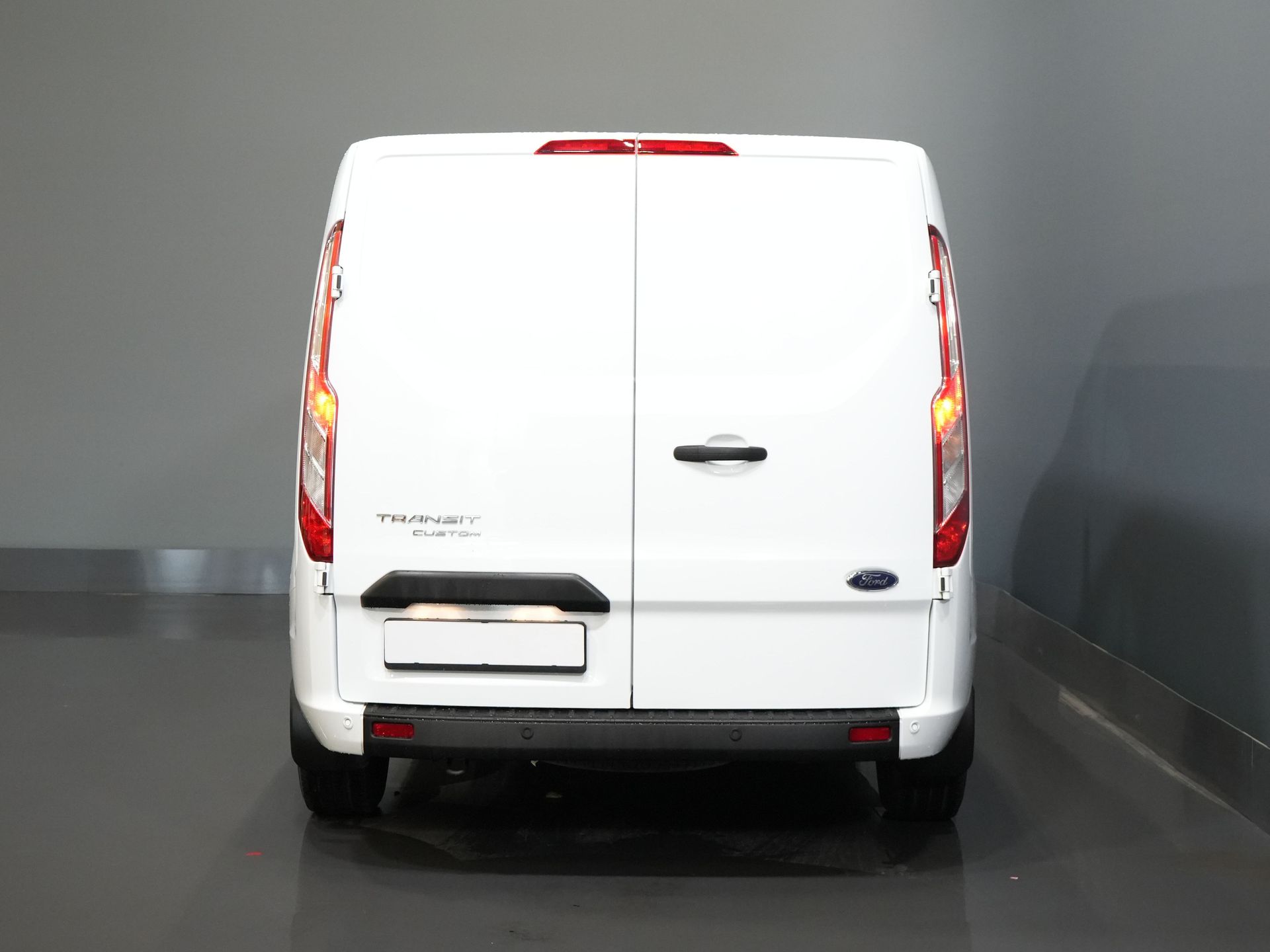 Ford Transit Custom Van 2.0 TDCI 130 hp L2 2.8t Towingverm./ Windshield verw./ Cruise/ PDC V+A/ DAB
