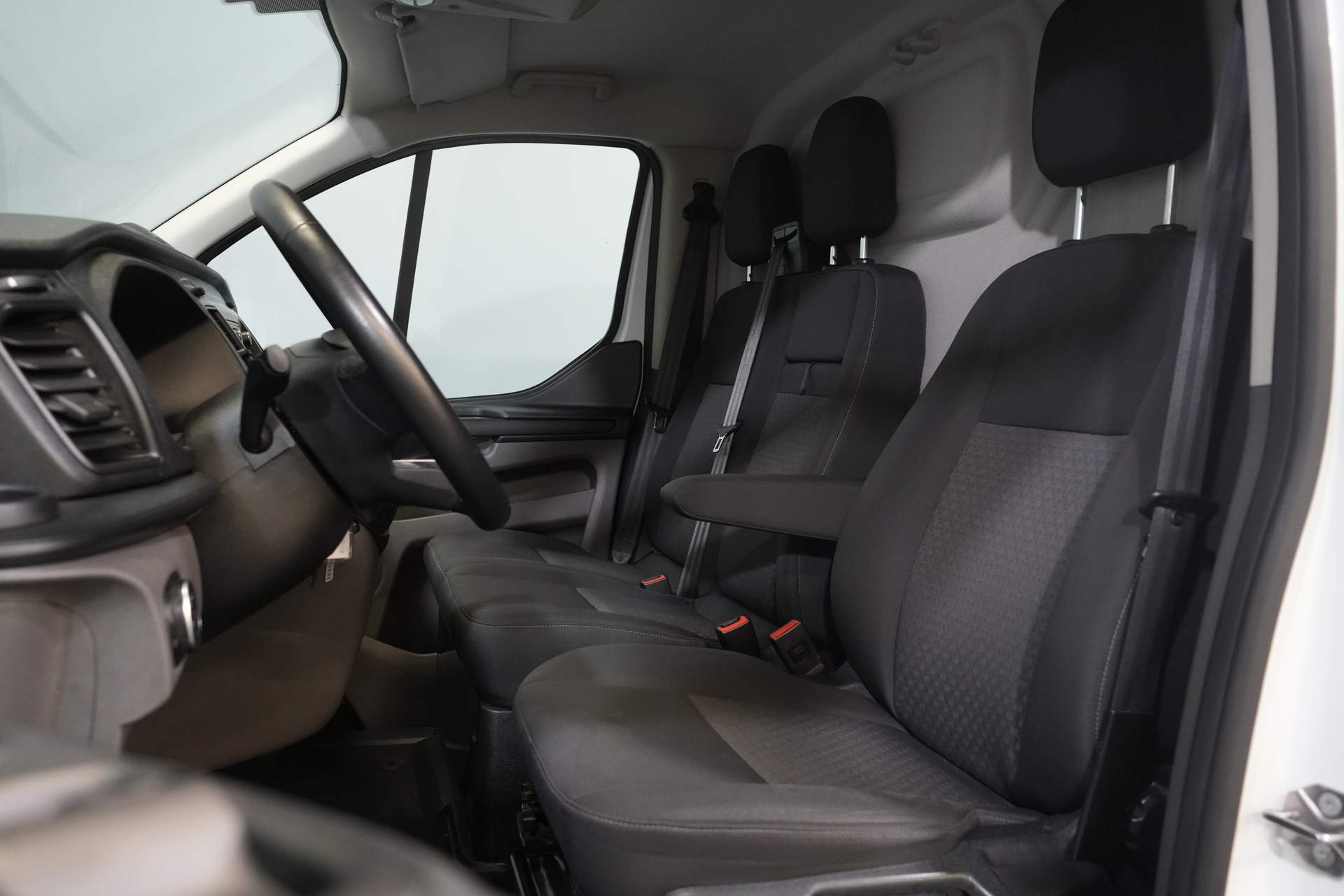 Ford Transit Custom Van 2.0 TDCI 130 hp L2 2.8t Towingverm./ Windshield verw./ Cruise/ PDC V+A/ DAB