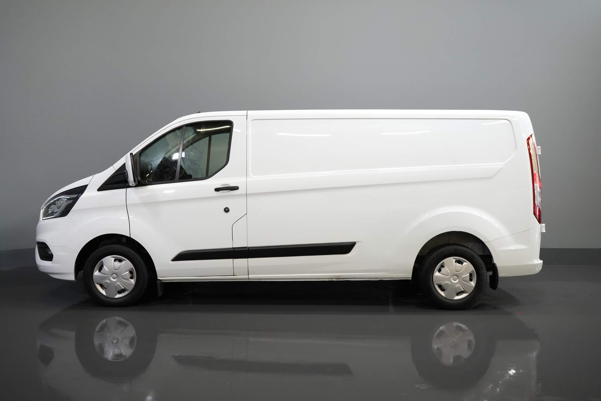 Ford Transit Custom Van 2.0 TDCI 130 hp L2 2.8t Towingverm./ Windshield verw./ Cruise/ PDC V+A/ DAB