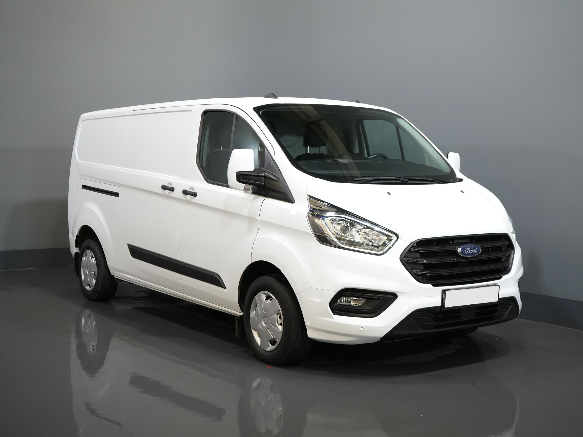 Ford Transit Custom Van 2.0 TDCI 130 hp L2 2.8t Towingverm./ Windshield verw./ Cruise/ PDC V+A/ DAB