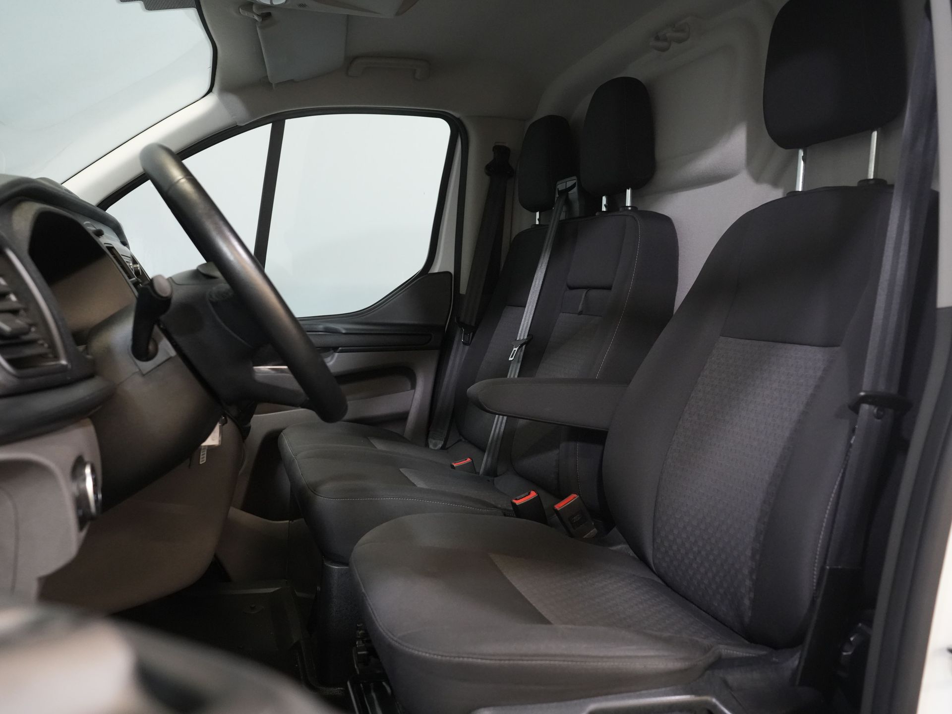 Ford Transit Custom Van 2.0 TDCI 130 hp L2 2.8t Towingverm./ Windshield verw./ Cruise/ PDC V+A/ DAB
