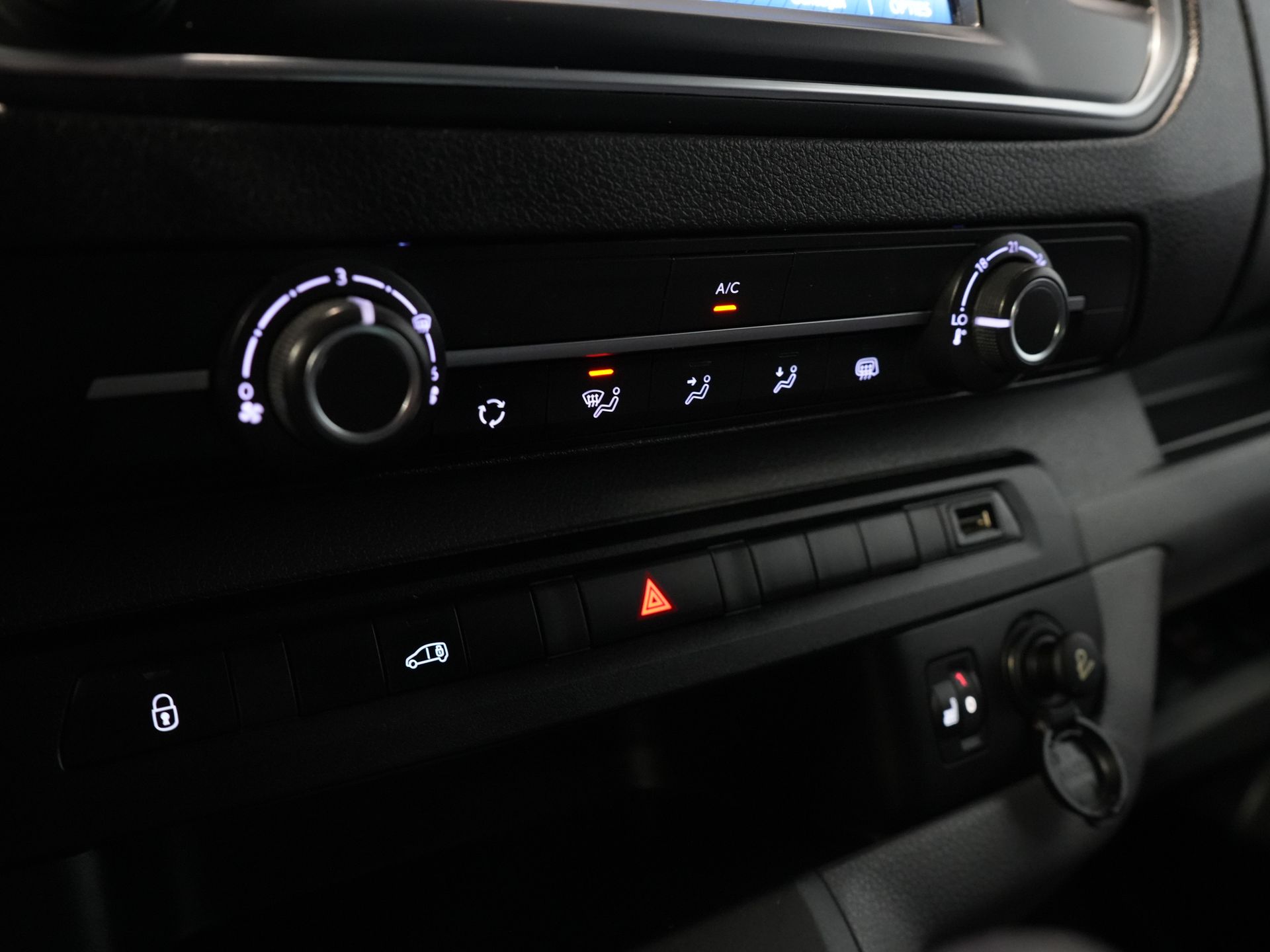 Toyota ProAce Worker Bestelbus 2.0 145 pk L3 2xSchuifdeur/ Adapt.Cruise/ Head Up/ Standkachel/ Stoelverw./ Carplay/ Trekhaak/ PDC