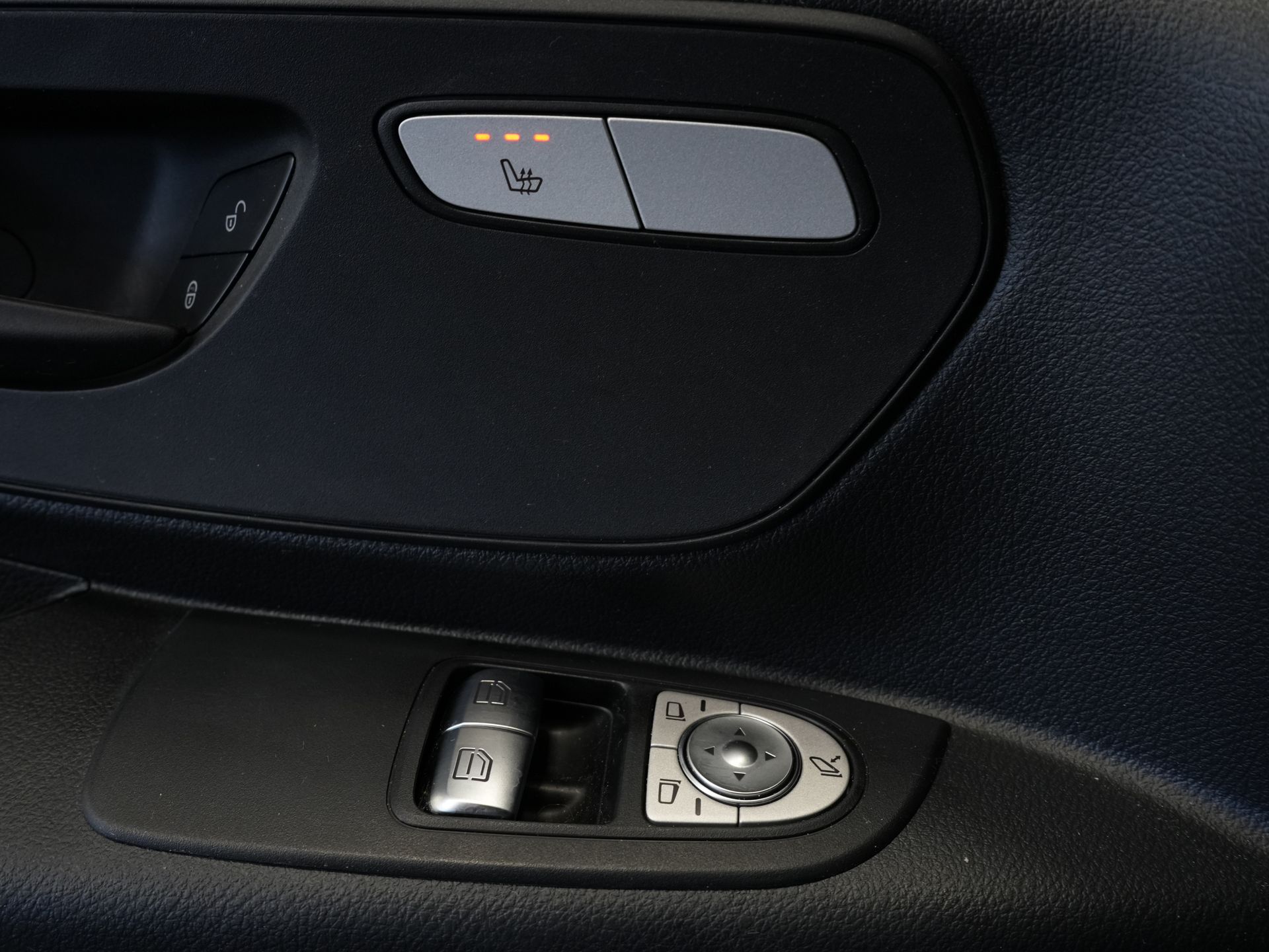Mercedes-Benz Vito Furgone 119 CDI Aut. XL L3 LED/ Riscaldamento del pianale/ Riscaldamento dei sedili/ Carplay/ Navi/ Telecamera/ PDC/ LMV/ Cruise/ Gancio di traino/ Aria condizionata