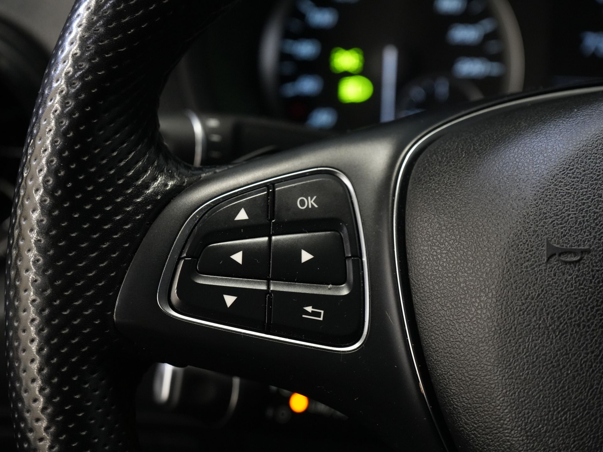 Mercedes-Benz Vito Furgone 119 CDI Aut. XL L3 LED/ Riscaldamento del pianale/ Riscaldamento dei sedili/ Carplay/ Navi/ Telecamera/ PDC/ LMV/ Cruise/ Gancio di traino/ Aria condizionata
