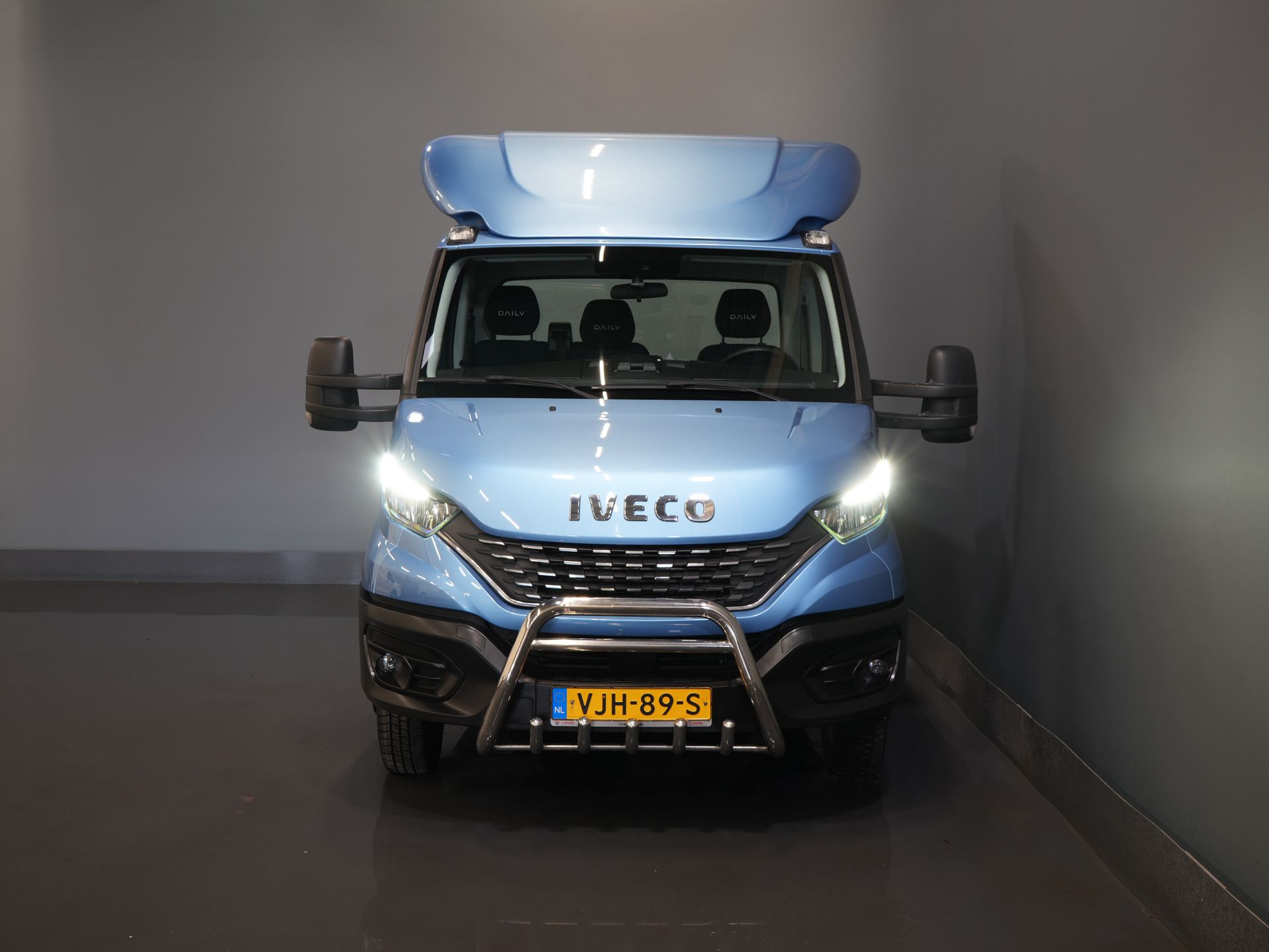 Iveco 40C16 z otwartą skrzynią ładunkową, Iveco Daily, skrzynia biegów ZF, automatyczna. UNIKAT! BE – ciągnik siodłowy / skrzynia wyładowcza / piąte koło / podwójne opony / tachograf / oświetlenie LED / CarPlay / alarm III / fotel z regulacją wysokości / klimatyzacja / 