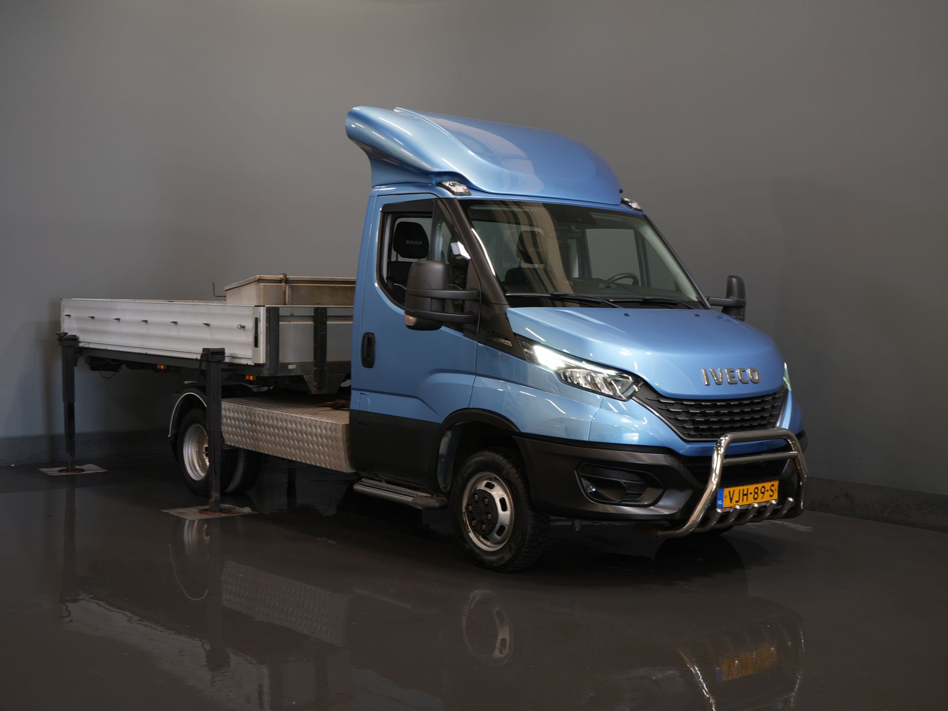 Iveco 40C16 z otwartą skrzynią ładunkową, Iveco Daily, skrzynia biegów ZF, automatyczna. UNIKAT! BE – ciągnik siodłowy / skrzynia wyładowcza / piąte koło / podwójne opony / tachograf / oświetlenie LED / CarPlay / alarm III / fotel z regulacją wysokości / klimatyzacja / 