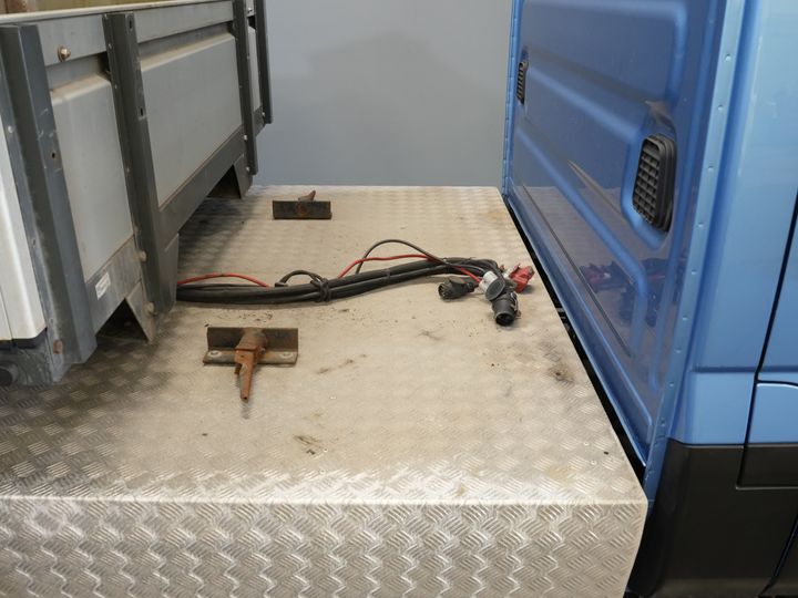 Iveco 40C16 z otwartą skrzynią ładunkową, Iveco Daily, skrzynia biegów ZF, automatyczna. UNIKAT! BE – ciągnik siodłowy / skrzynia wyładowcza / piąte koło / podwójne opony / tachograf / oświetlenie LED / CarPlay / alarm III / fotel z regulacją wysokości / klimatyzacja / 