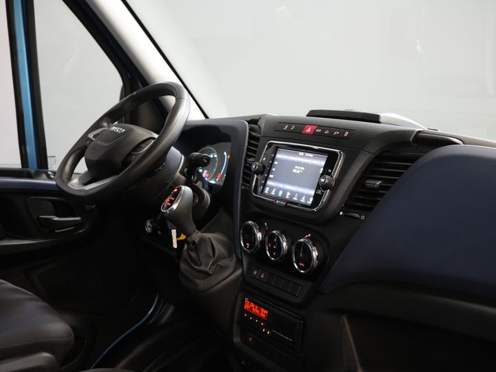 Iveco 40C16 z otwartą skrzynią ładunkową, Iveco Daily, skrzynia biegów ZF, automatyczna. UNIKAT! BE – ciągnik siodłowy / skrzynia wyładowcza / piąte koło / podwójne opony / tachograf / oświetlenie LED / CarPlay / alarm III / fotel z regulacją wysokości / klimatyzacja / 