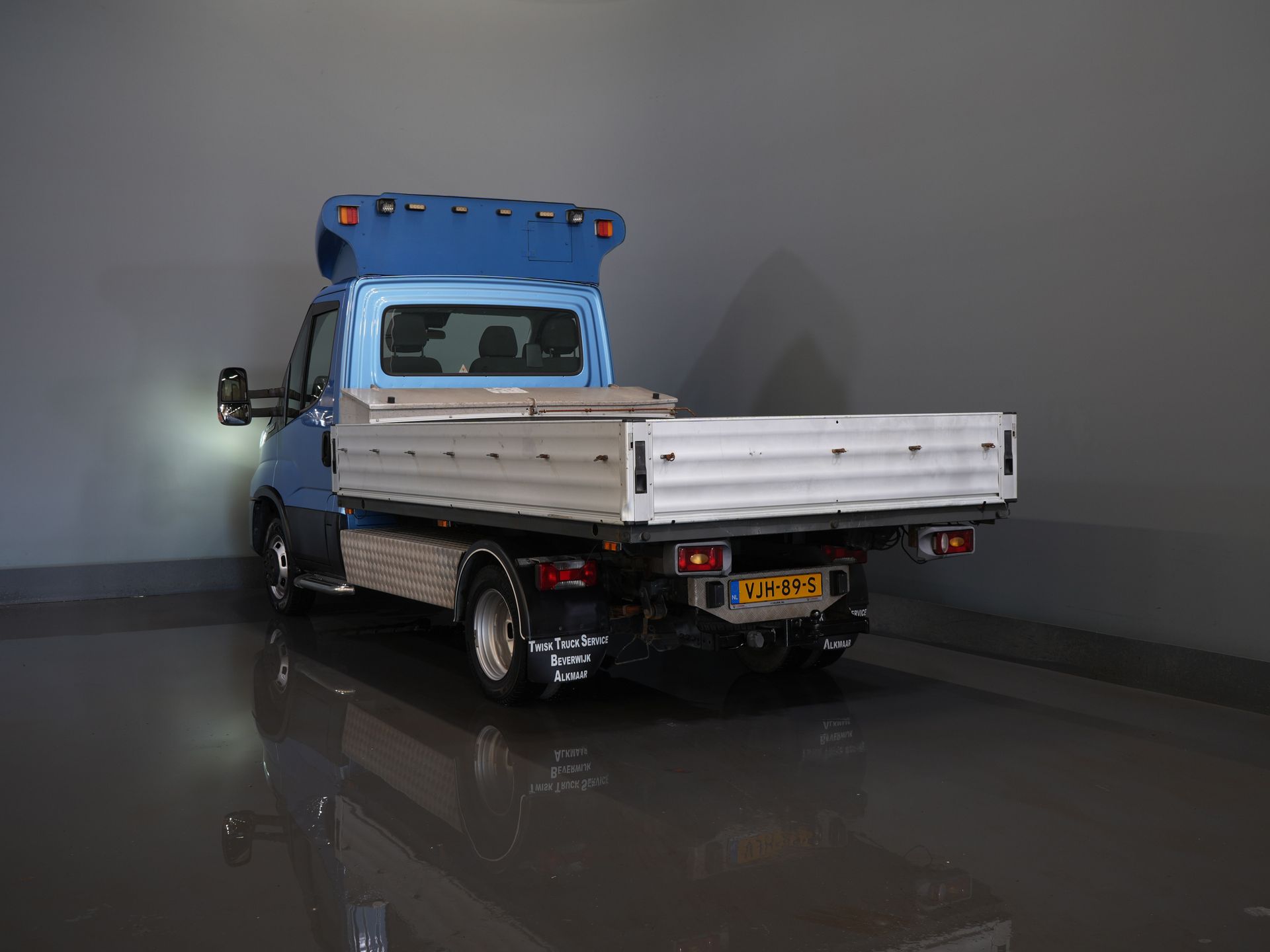Iveco 40C16 z otwartą skrzynią ładunkową, Iveco Daily, skrzynia biegów ZF, automatyczna. UNIKAT! BE – ciągnik siodłowy / skrzynia wyładowcza / piąte koło / podwójne opony / tachograf / oświetlenie LED / CarPlay / alarm III / fotel z regulacją wysokości / klimatyzacja / 