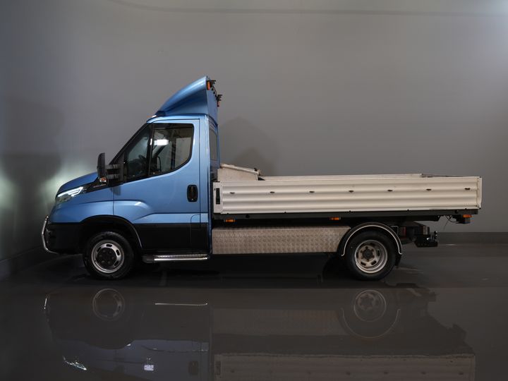 Iveco 40C16 z otwartą skrzynią ładunkową, Iveco Daily, skrzynia biegów ZF, automatyczna. UNIKAT! BE – ciągnik siodłowy / skrzynia wyładowcza / piąte koło / podwójne opony / tachograf / oświetlenie LED / CarPlay / alarm III / fotel z regulacją wysokości / klimatyzacja / 