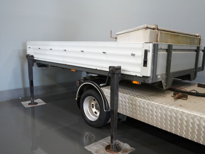 Iveco 40C16 z otwartą skrzynią ładunkową, Iveco Daily, skrzynia biegów ZF, automatyczna. UNIKAT! BE – ciągnik siodłowy / skrzynia wyładowcza / piąte koło / podwójne opony / tachograf / oświetlenie LED / CarPlay / alarm III / fotel z regulacją wysokości / klimatyzacja / 