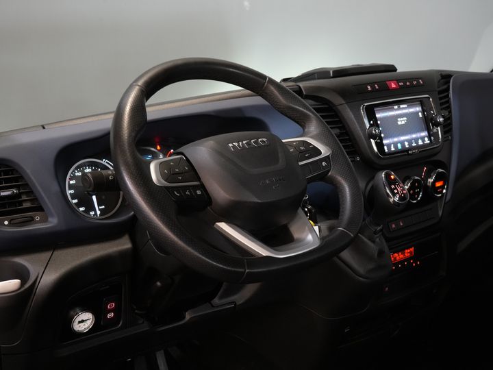 Iveco 40C16 z otwartą skrzynią ładunkową, Iveco Daily, skrzynia biegów ZF, automatyczna. UNIKAT! BE – ciągnik siodłowy / skrzynia wyładowcza / piąte koło / podwójne opony / tachograf / oświetlenie LED / CarPlay / alarm III / fotel z regulacją wysokości / klimatyzacja / 