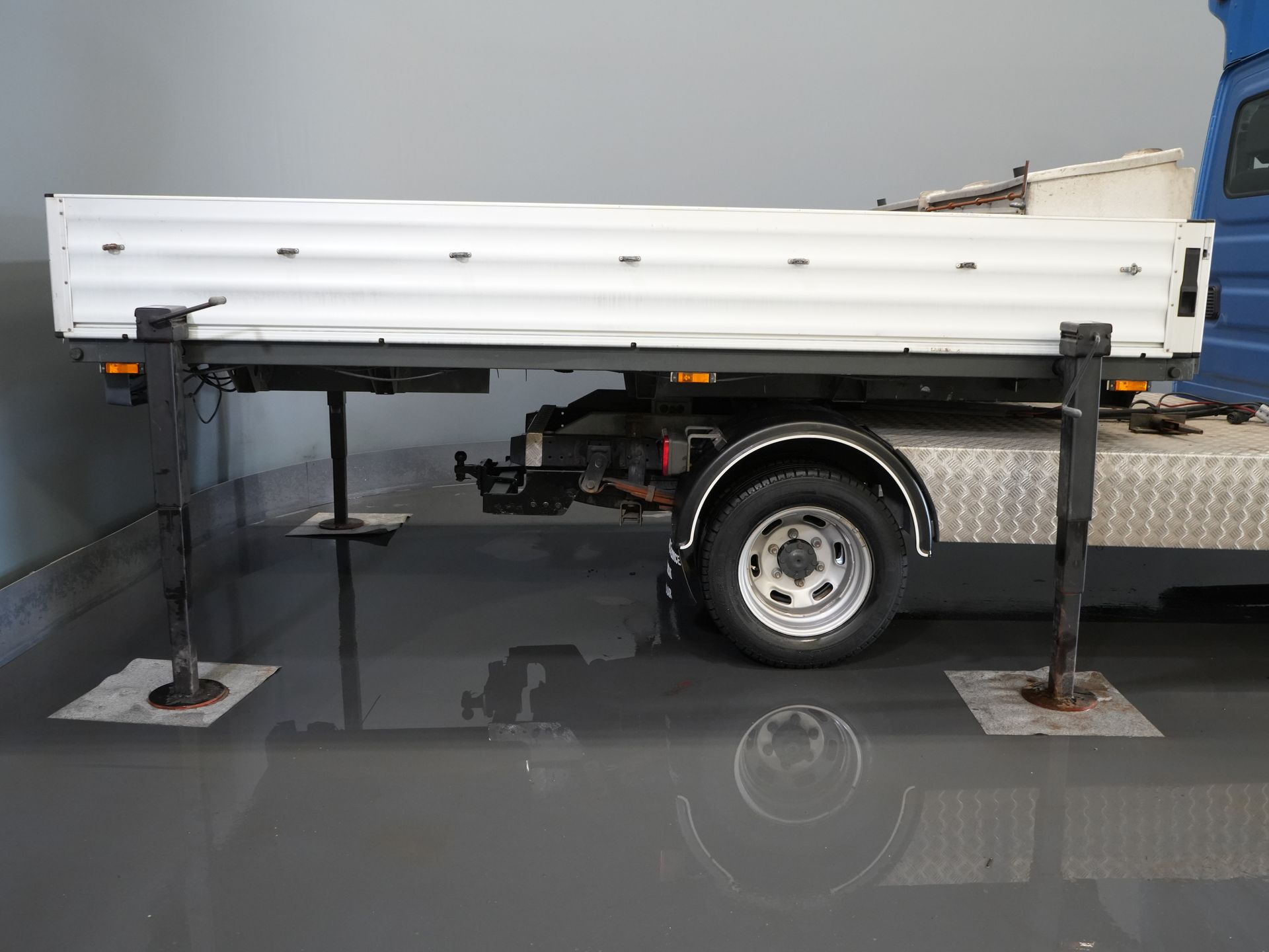 Iveco 40C16 z otwartą skrzynią ładunkową, Iveco Daily, skrzynia biegów ZF, automatyczna. UNIKAT! BE – ciągnik siodłowy / skrzynia wyładowcza / piąte koło / podwójne opony / tachograf / oświetlenie LED / CarPlay / alarm III / fotel z regulacją wysokości / klimatyzacja / 