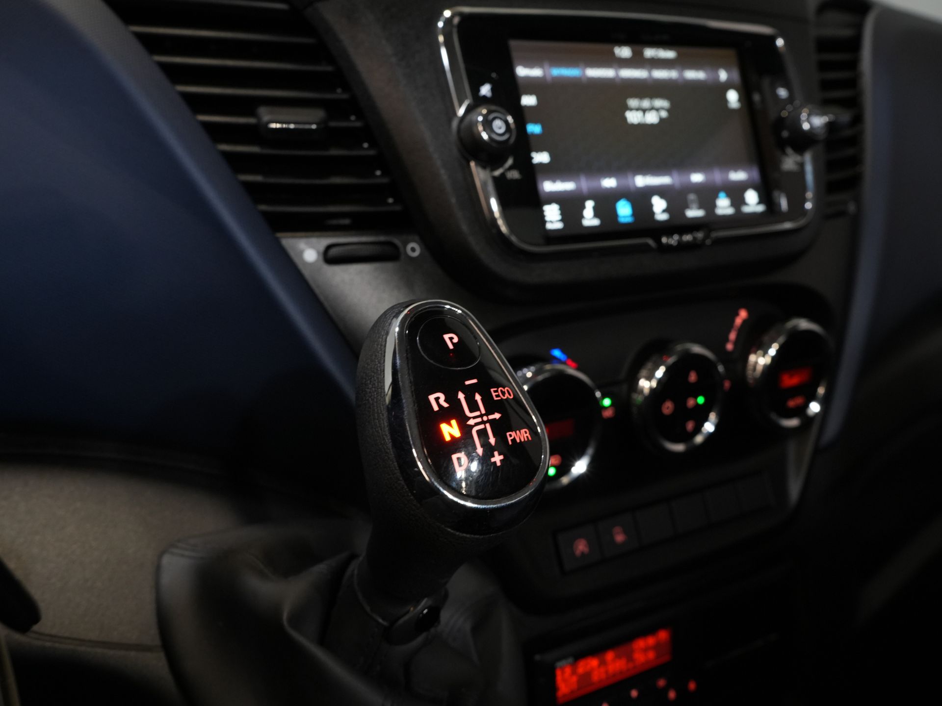 Iveco 40C16 z otwartą skrzynią ładunkową, Iveco Daily, skrzynia biegów ZF, automatyczna. UNIKAT! BE – ciągnik siodłowy / skrzynia wyładowcza / piąte koło / podwójne opony / tachograf / oświetlenie LED / CarPlay / alarm III / fotel z regulacją wysokości / klimatyzacja / 