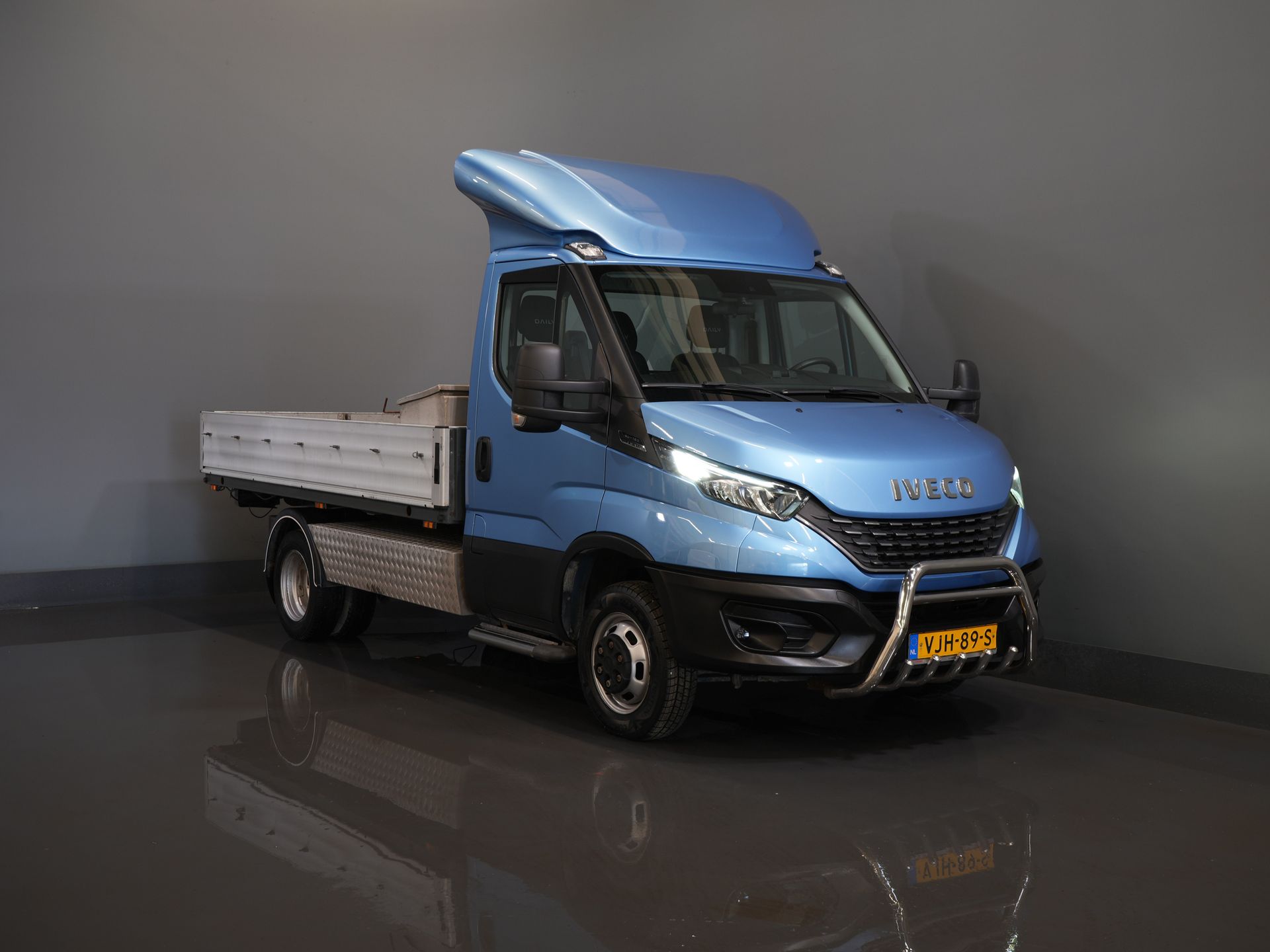 Iveco 40C16 z otwartą skrzynią ładunkową, Iveco Daily, skrzynia biegów ZF, automatyczna. UNIKAT! BE – ciągnik siodłowy / skrzynia wyładowcza / piąte koło / podwójne opony / tachograf / oświetlenie LED / CarPlay / alarm III / fotel z regulacją wysokości / klimatyzacja / 