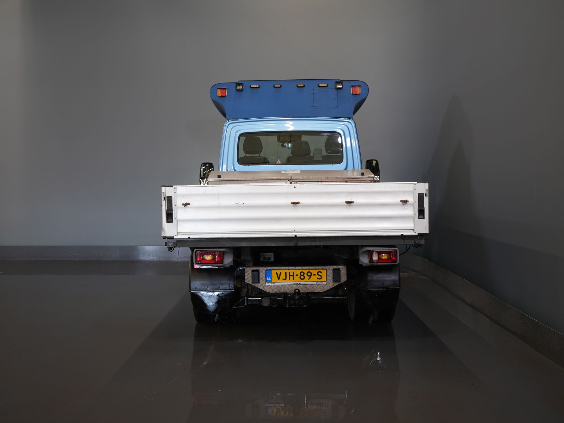 Iveco 40C16 z otwartą skrzynią ładunkową, Iveco Daily, skrzynia biegów ZF, automatyczna. UNIKAT! BE – ciągnik siodłowy / skrzynia wyładowcza / piąte koło / podwójne opony / tachograf / oświetlenie LED / CarPlay / alarm III / fotel z regulacją wysokości / klimatyzacja / 