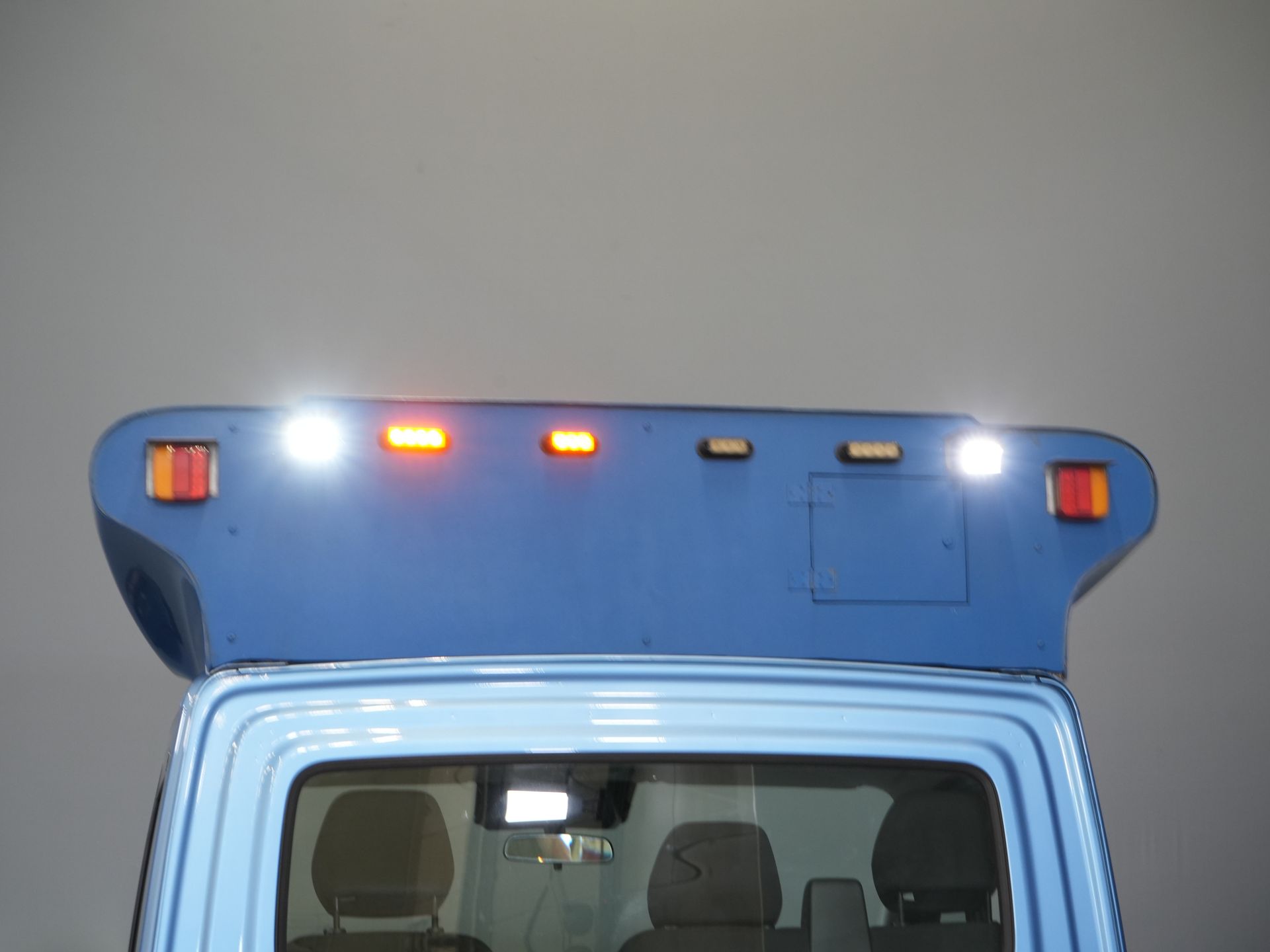 Iveco 40C16 z otwartą skrzynią ładunkową, Iveco Daily, skrzynia biegów ZF, automatyczna. UNIKAT! BE – ciągnik siodłowy / skrzynia wyładowcza / piąte koło / podwójne opony / tachograf / oświetlenie LED / CarPlay / alarm III / fotel z regulacją wysokości / klimatyzacja / 
