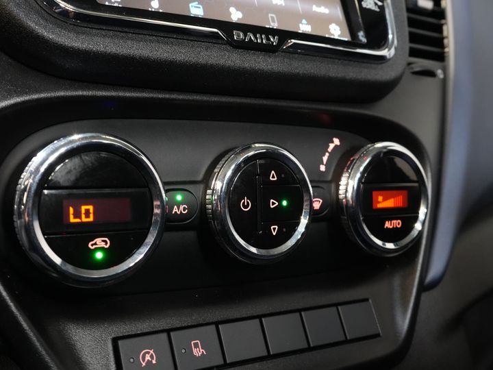 Iveco 40C16 z otwartą skrzynią ładunkową, Iveco Daily, skrzynia biegów ZF, automatyczna. UNIKAT! BE – ciągnik siodłowy / skrzynia wyładowcza / piąte koło / podwójne opony / tachograf / oświetlenie LED / CarPlay / alarm III / fotel z regulacją wysokości / klimatyzacja / 