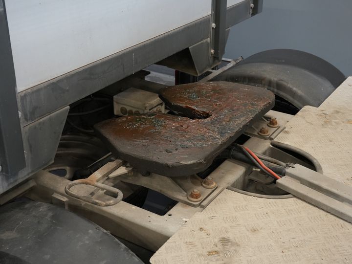 Iveco 40C16 z otwartą skrzynią ładunkową, Iveco Daily, skrzynia biegów ZF, automatyczna. UNIKAT! BE – ciągnik siodłowy / skrzynia wyładowcza / piąte koło / podwójne opony / tachograf / oświetlenie LED / CarPlay / alarm III / fotel z regulacją wysokości / klimatyzacja / 