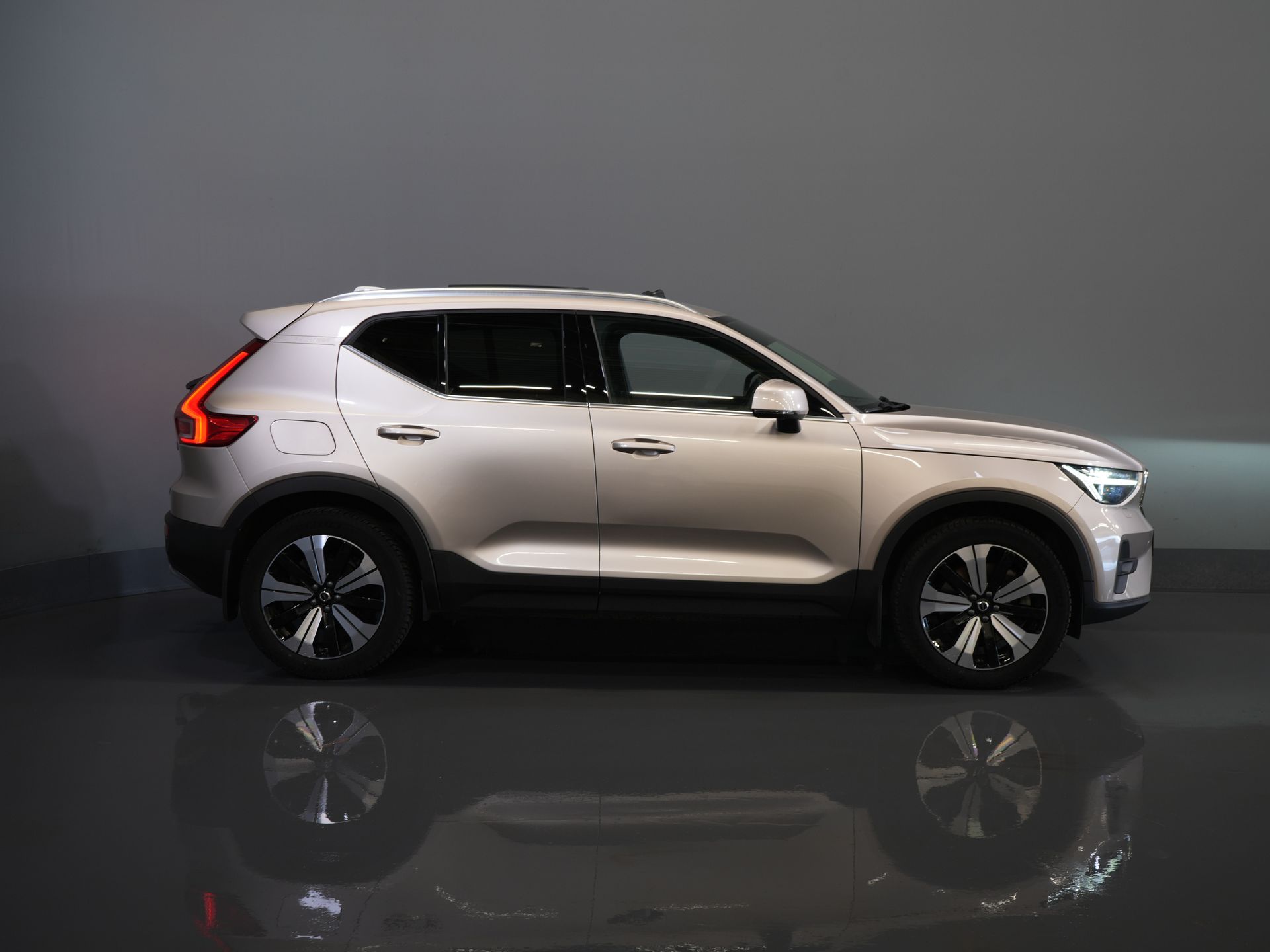 Volvo XC40 SUV 1.5 PHEV Ultimate Bright Pano/ Leather/ Harman & Kardon/ Mem.seat/ Elek.Towbar/ Adapt.cruise/ LED/ Seatverw./ Steeringw./ Elek.