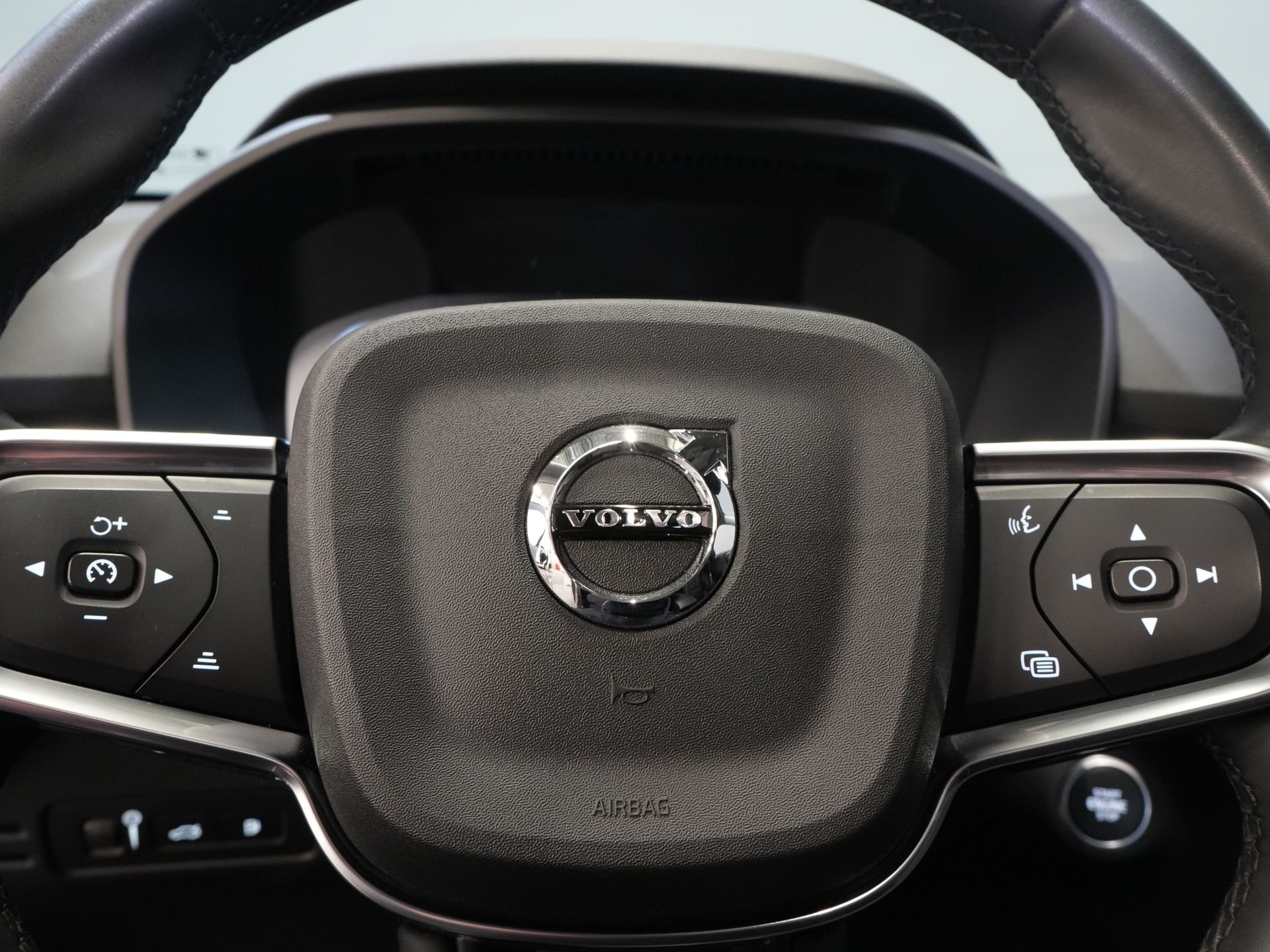 Volvo XC40 SUV 1.5 PHEV Ultimate Bright Pano/ Leather/ Harman & Kardon/ Mem.seat/ Elek.Towbar/ Adapt.cruise/ LED/ Seatverw./ Steeringw./ Elek.