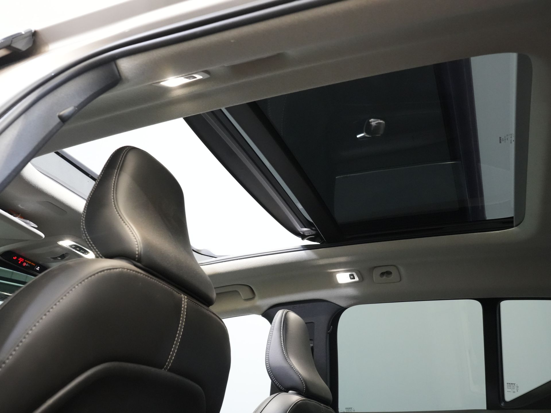 Volvo XC40 SUV 1.5 PHEV Ultimate Bright Pano/ Leather/ Harman & Kardon/ Mem.seat/ Elek.Towbar/ Adapt.cruise/ LED/ Seatverw./ Steeringw./ Elek.