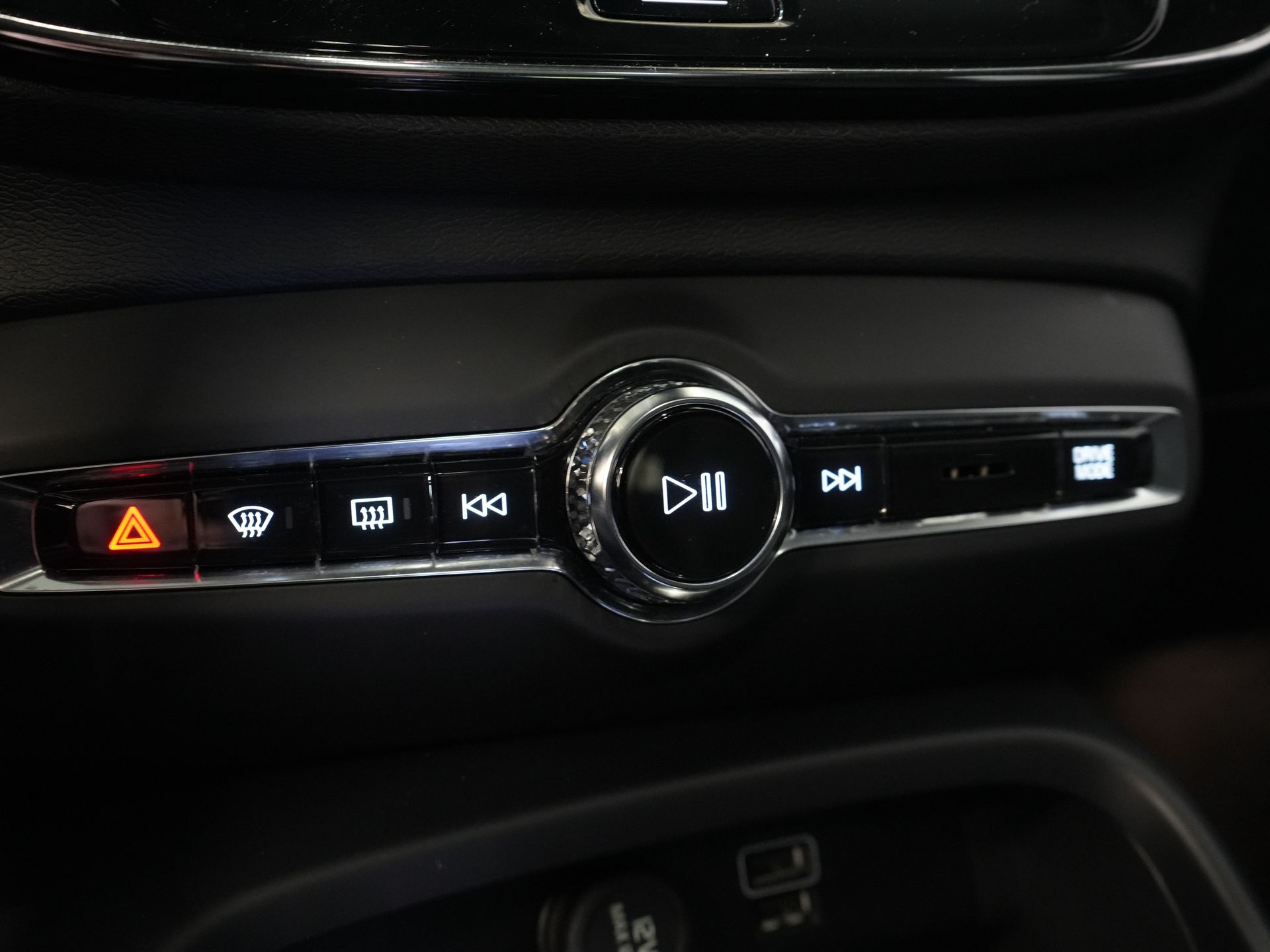 Volvo XC40 SUV 1.5 PHEV Ultimate Bright Pano/ Leather/ Harman & Kardon/ Mem.seat/ Elek.Towbar/ Adapt.cruise/ LED/ Seatverw./ Steeringw./ Elek.