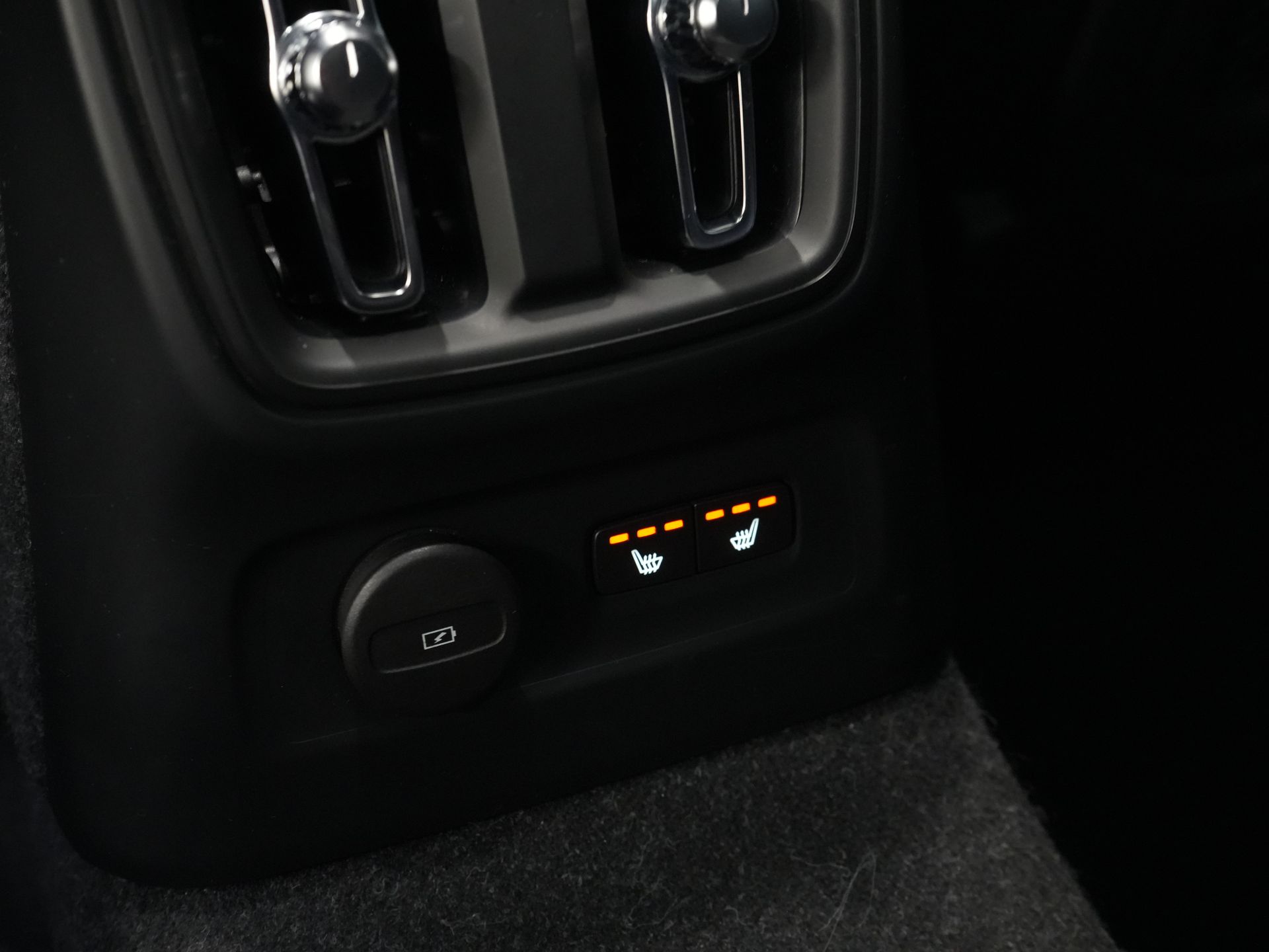 Volvo XC40 SUV 1.5 PHEV Ultimate Bright Pano/ Leather/ Harman & Kardon/ Mem.seat/ Elek.Towbar/ Adapt.cruise/ LED/ Seatverw./ Steeringw./ Elek.