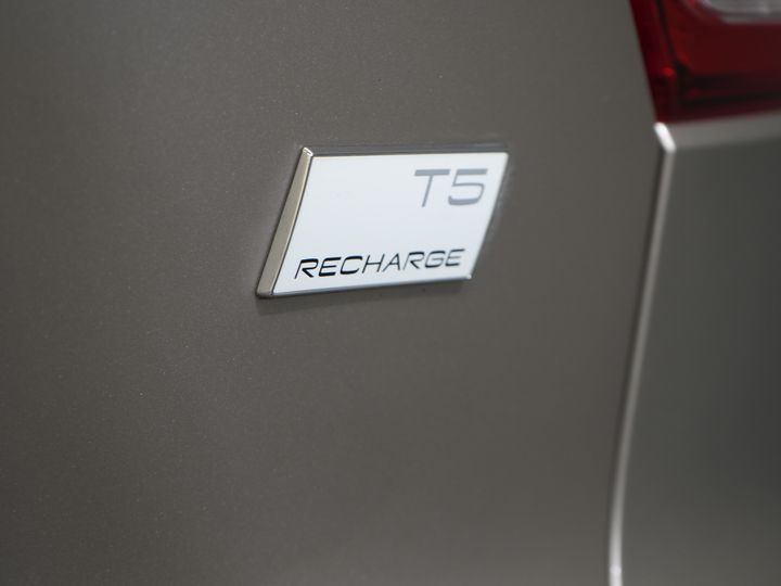 Volvo XC40 SUV 1.5 PHEV Ultimate Bright Pano/ Leather/ Harman & Kardon/ Mem.seat/ Elek.Towbar/ Adapt.cruise/ LED/ Seatverw./ Steeringw./ Elek.