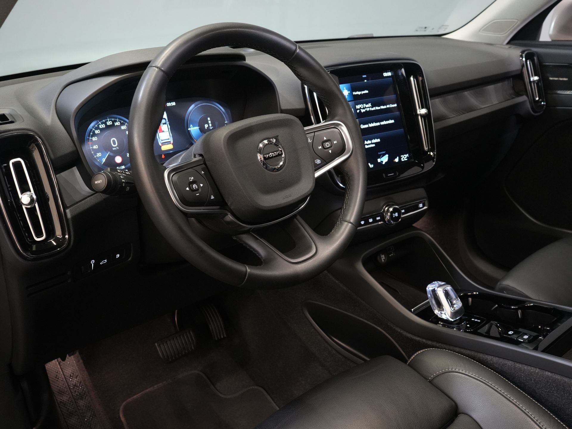 Volvo XC40 SUV 1.5 PHEV Ultimate Bright Pano/ Leather/ Harman & Kardon/ Mem.seat/ Elek.Towbar/ Adapt.cruise/ LED/ Seatverw./ Steeringw./ Elek.