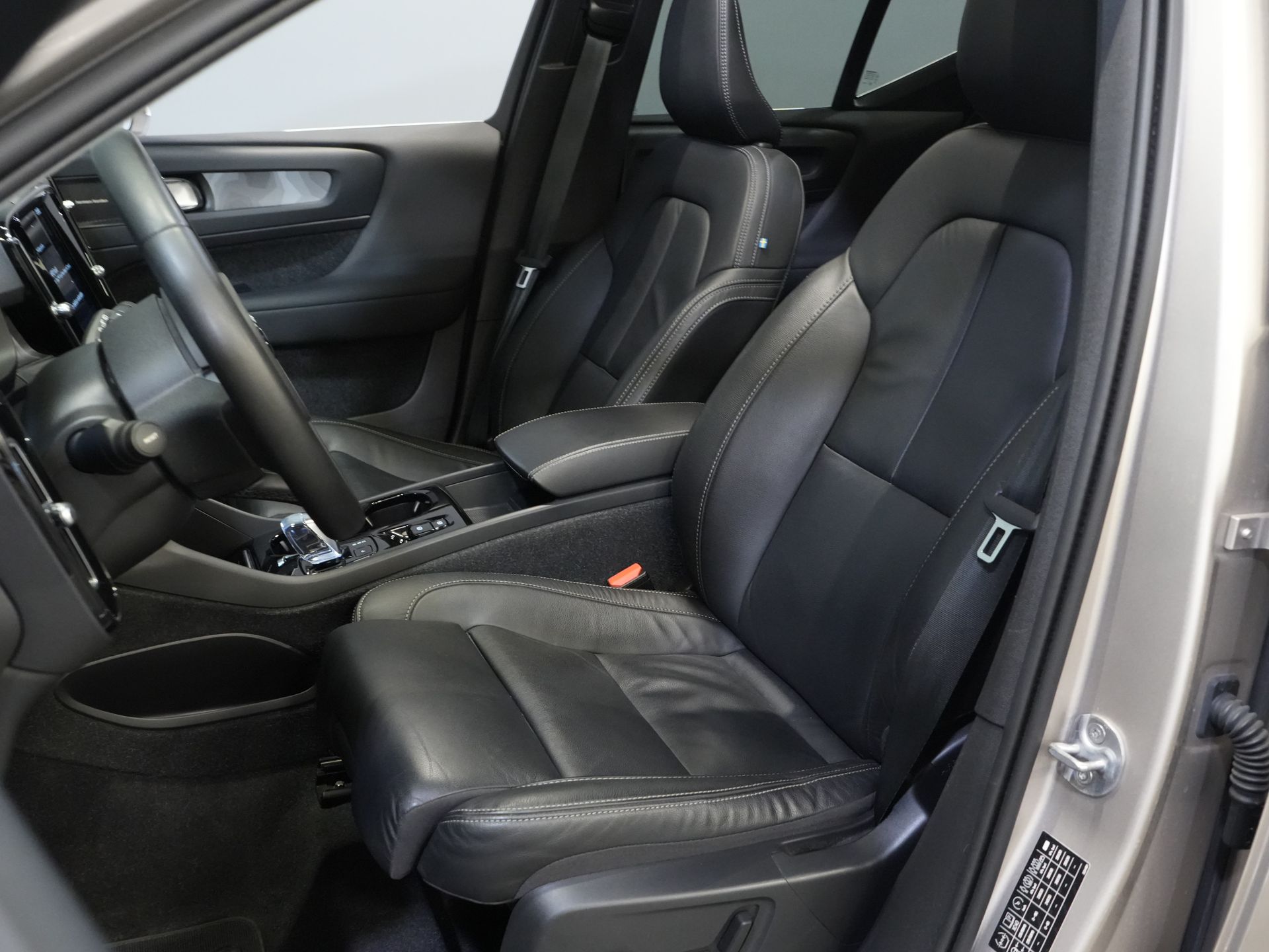 Volvo XC40 SUV 1.5 PHEV Ultimate Bright Pano/ Leather/ Harman & Kardon/ Mem.seat/ Elek.Towbar/ Adapt.cruise/ LED/ Seatverw./ Steeringw./ Elek.