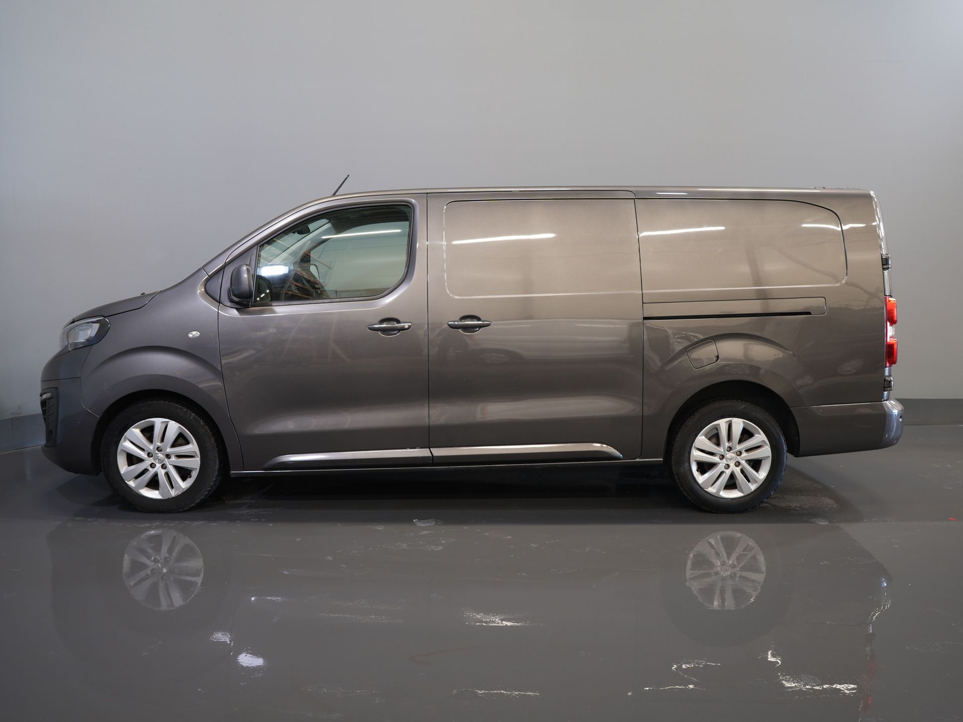 Peugeot Expert Van 2.0 HDI Aut. 180 CP L3 BPM GRATUIT! 2x Elek.Schuif./ Alarmă III/ LMV/ Carplay/ PDC/ Navi/ Keyless/ Airco