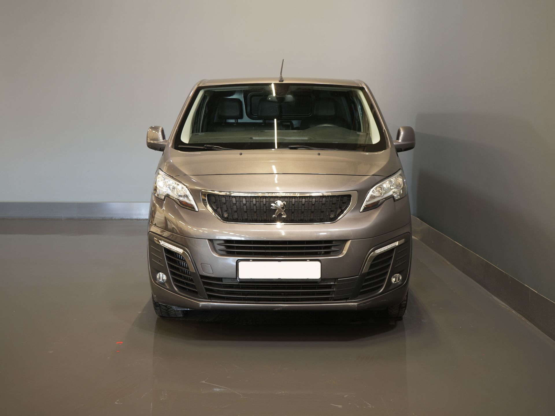 Peugeot Expert Van 2.0 HDI Aut. 180 CP L3 BPM GRATUIT! 2x Elek.Schuif./ Alarmă III/ LMV/ Carplay/ PDC/ Navi/ Keyless/ Airco