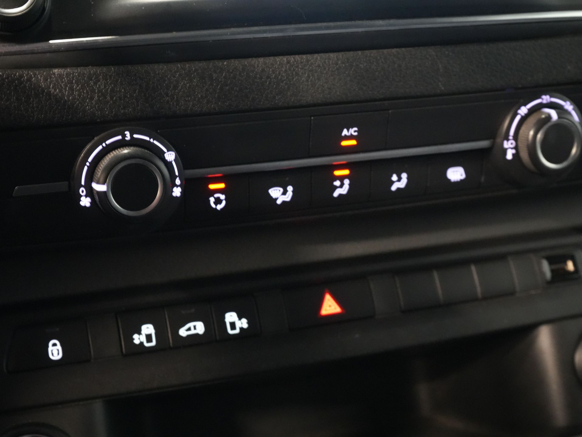 Peugeot Expert Van 2.0 HDI Aut. 180 CP L3 BPM GRATUIT! 2x Elek.Schuif./ Alarmă III/ LMV/ Carplay/ PDC/ Navi/ Keyless/ Airco