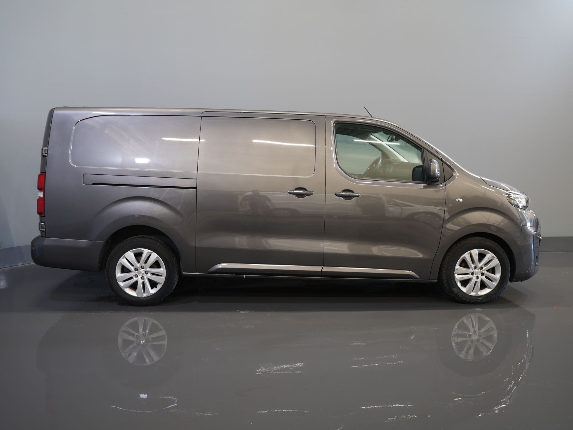 Peugeot Expert Van 2.0 HDI Aut. 180 CP L3 BPM GRATUIT! 2x Elek.Schuif./ Alarmă III/ LMV/ Carplay/ PDC/ Navi/ Keyless/ Airco