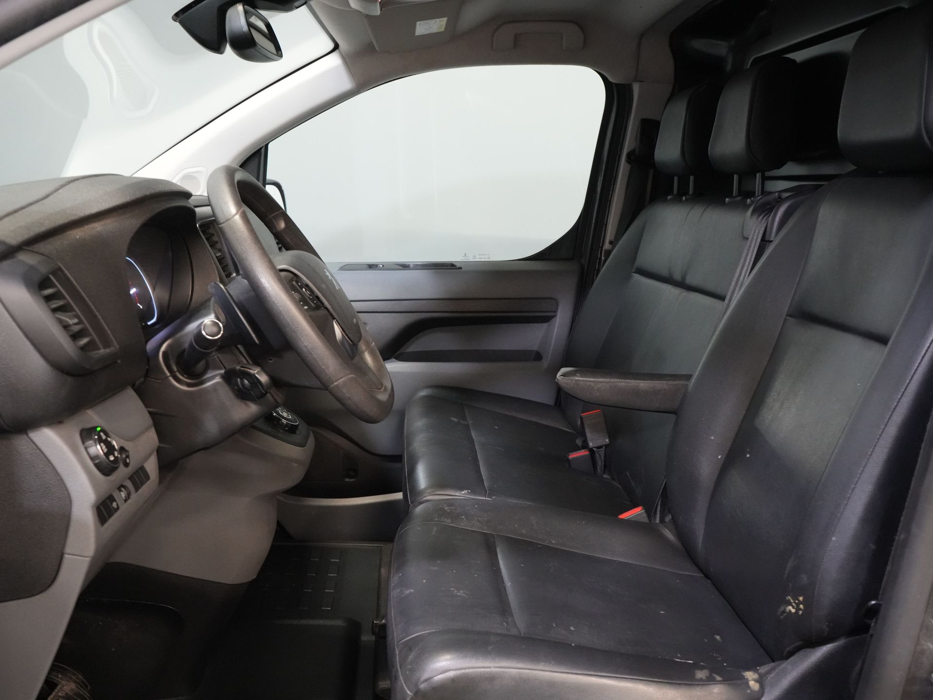 Peugeot Expert Van 2.0 HDI Aut. 180 CP L3 BPM GRATUIT! 2x Elek.Schuif./ Alarmă III/ LMV/ Carplay/ PDC/ Navi/ Keyless/ Airco