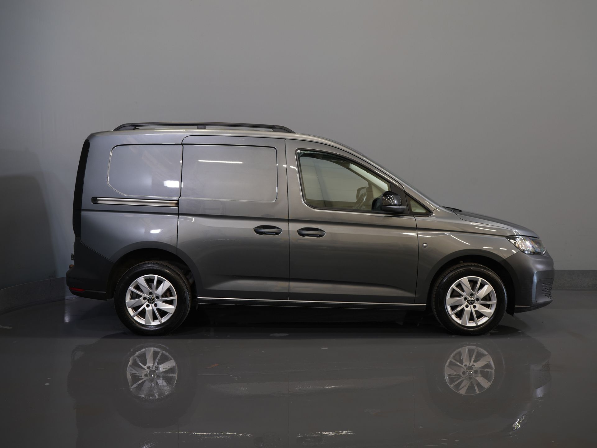 Volkswagen Caddy Cargo Bestelbus 2.0 TDI 125 pk DSG Aut. Standkachel/ Stoelverw./ Carplay/ PDC/ 16” LMV/ Trekhaak/ Dakrails