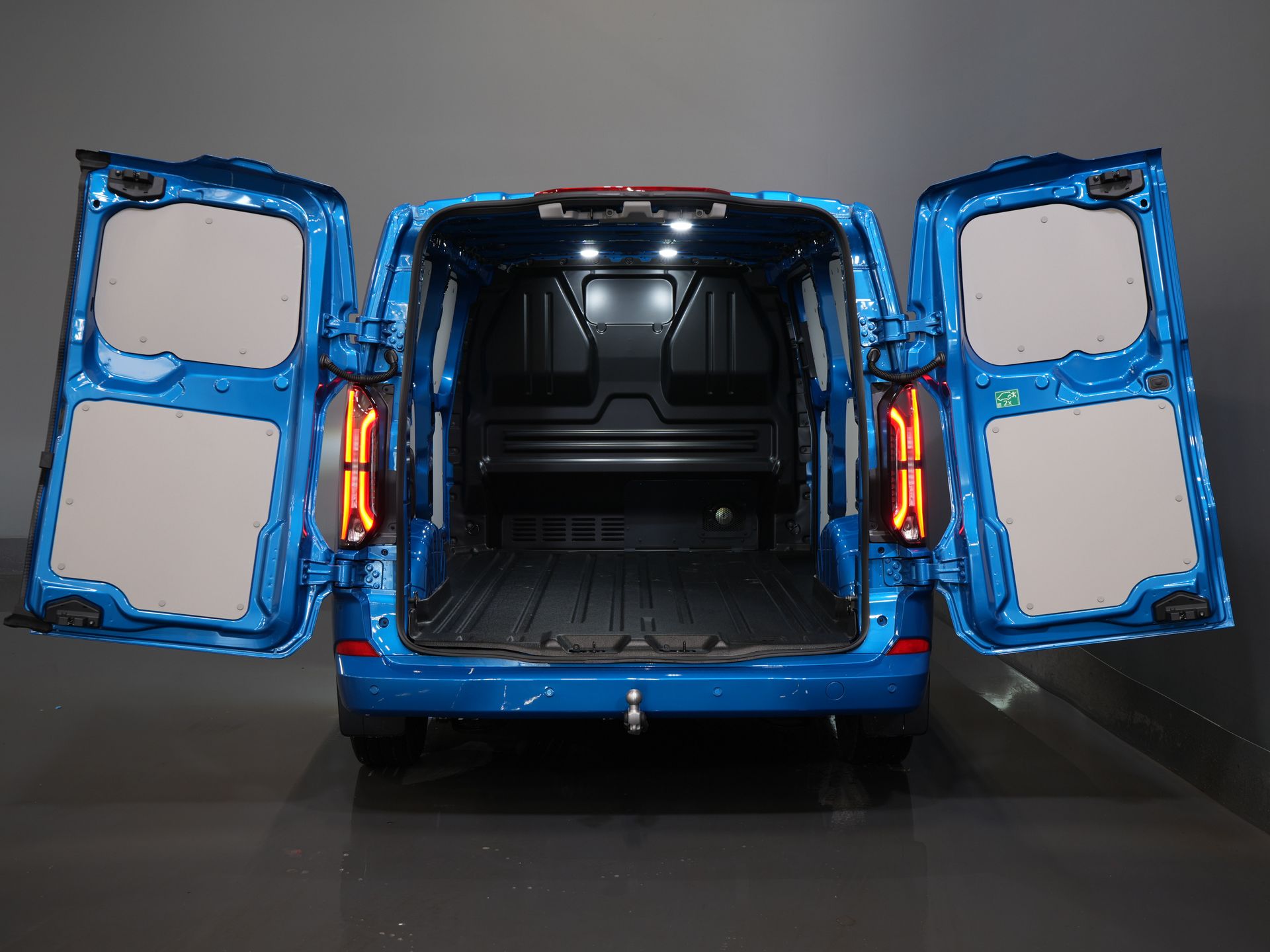 Ford E-Transit Custom Van 218 к.с. 330 км WLTP L2 Limited B&O/ Adapt.Cruise/ Elek.Фаркоп/ Підігрів підставки/ Seatverv./ Steeringverv./ Carplay/ Navi/ 360.Camera/ 