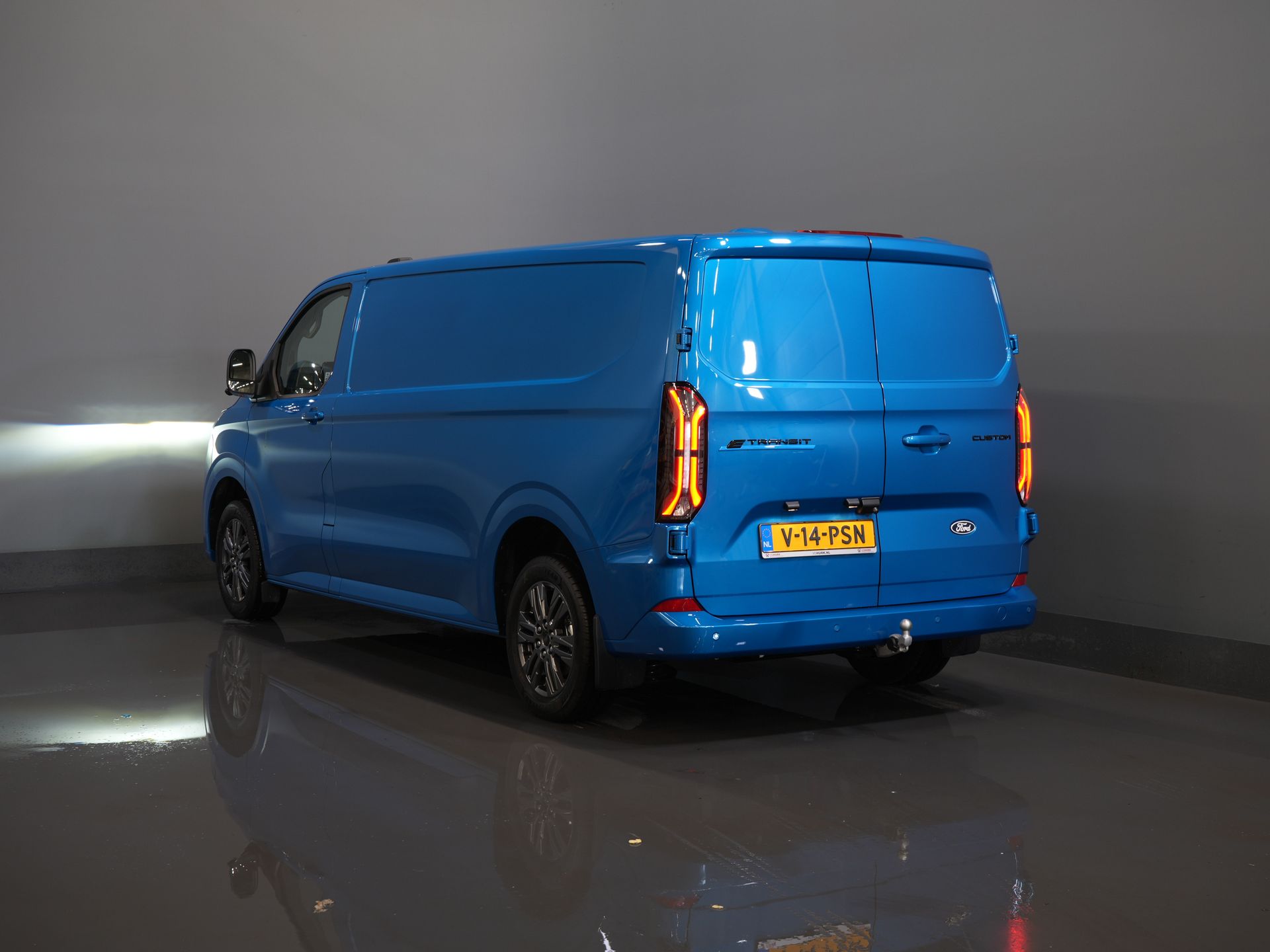 Ford E-Transit Custom Van 218 к.с. 330 км WLTP L2 Limited B&O/ Adapt.Cruise/ Elek.Фаркоп/ Підігрів підставки/ Seatverv./ Steeringverv./ Carplay/ Navi/ 360.Camera/ 