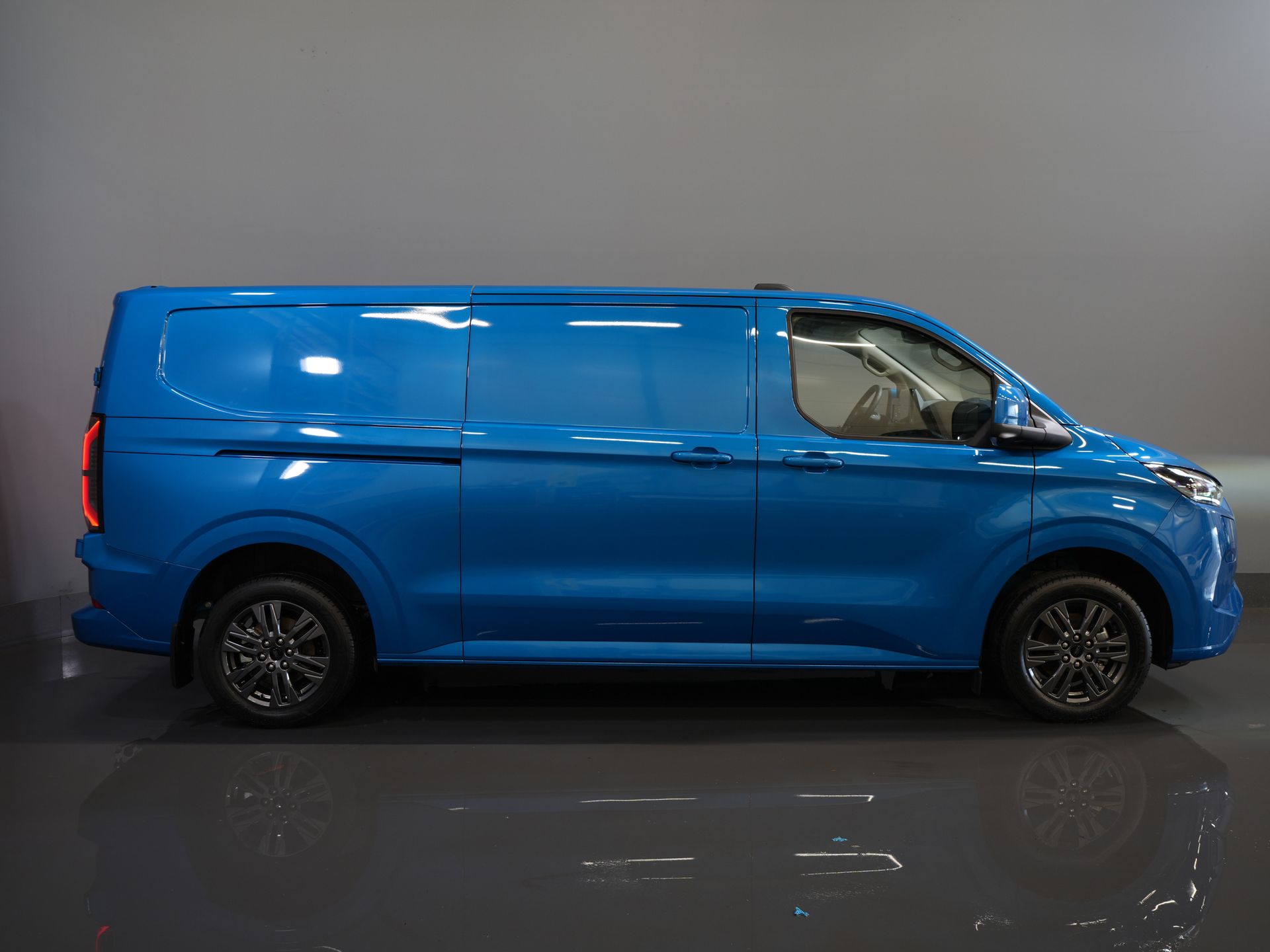 Ford E-Transit Custom Van 218 к.с. 330 км WLTP L2 Limited B&O/ Adapt.Cruise/ Elek.Фаркоп/ Підігрів підставки/ Seatverv./ Steeringverv./ Carplay/ Navi/ 360.Camera/ 
