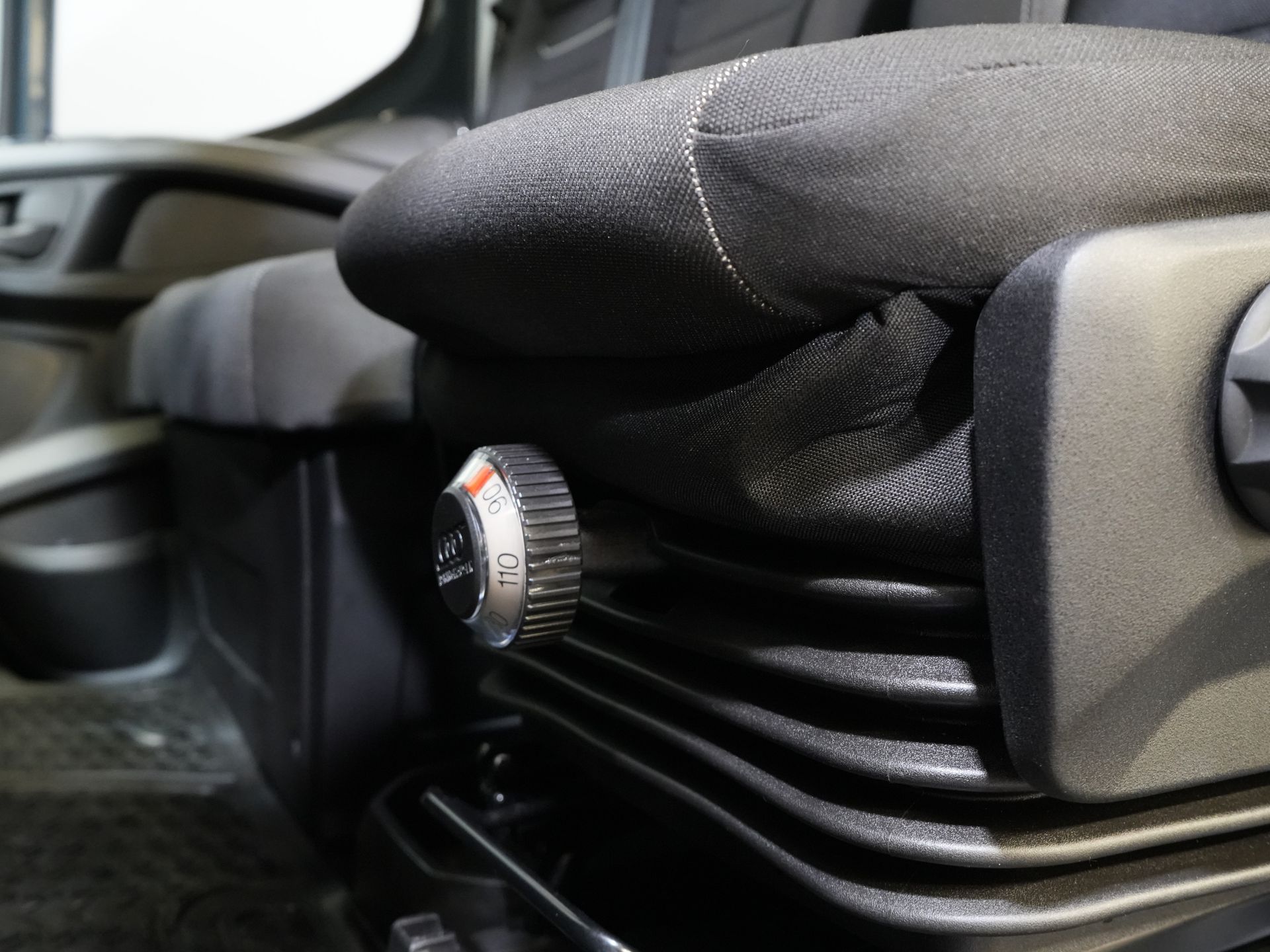 Iveco Daily Van 35S21HV 3.0 180 CP Aut. L2H3 LED/ 3.5t Trekverm./ Adapt.Cruise/ Carplay/ Gev.Stoel./ Clima/ Navi/ Camera/ Towbar