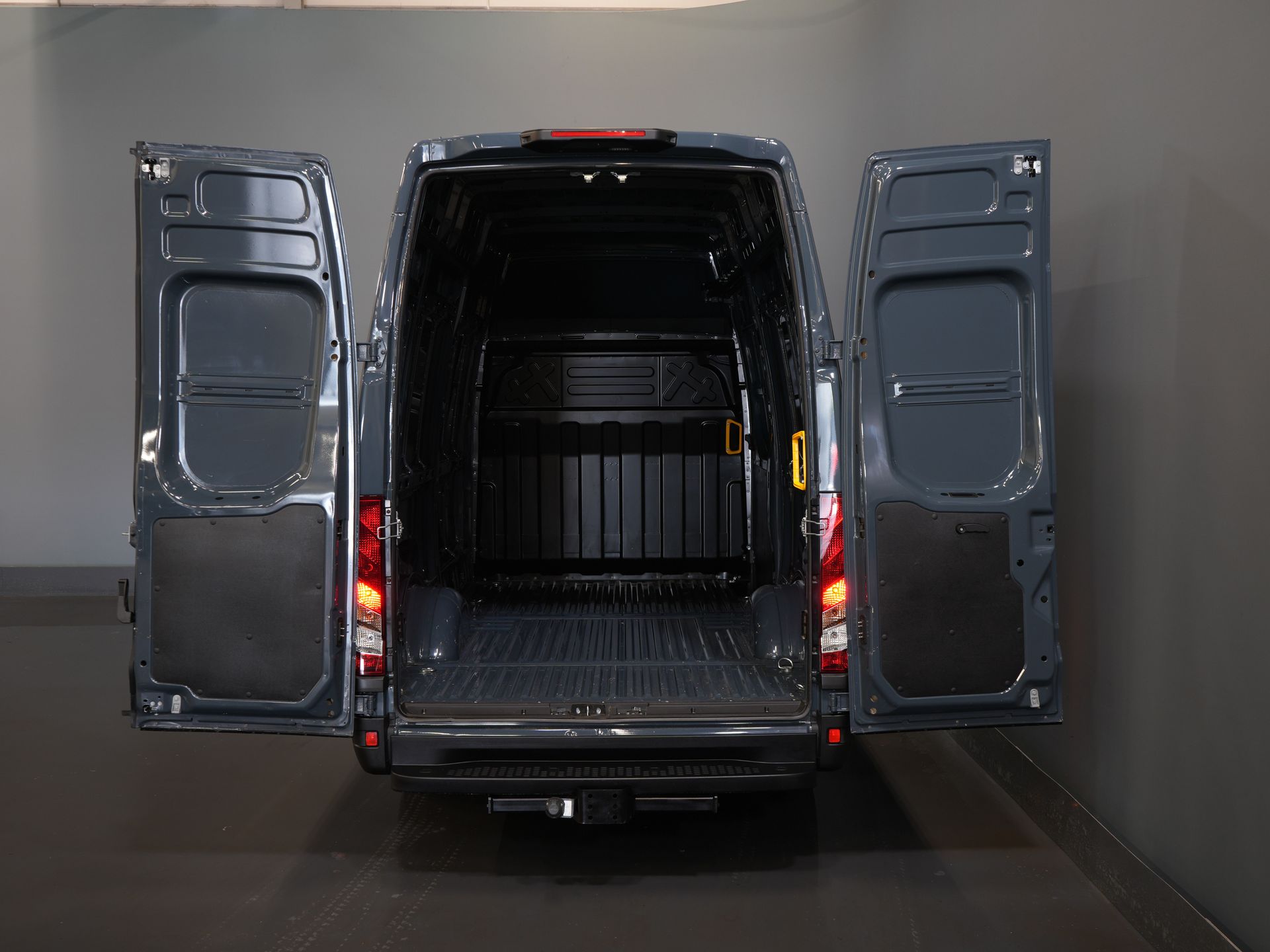 Iveco Daily Van 35S21HV 3.0 180 CP Aut. L2H3 LED/ 3.5t Trekverm./ Adapt.Cruise/ Carplay/ Gev.Stoel./ Clima/ Navi/ Camera/ Towbar