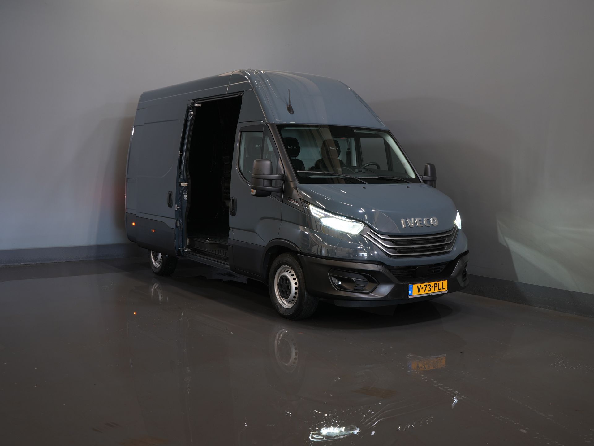 Iveco Daily Van 35S21HV 3.0 180 CP Aut. L2H3 LED/ 3.5t Trekverm./ Adapt.Cruise/ Carplay/ Gev.Stoel./ Clima/ Navi/ Camera/ Towbar